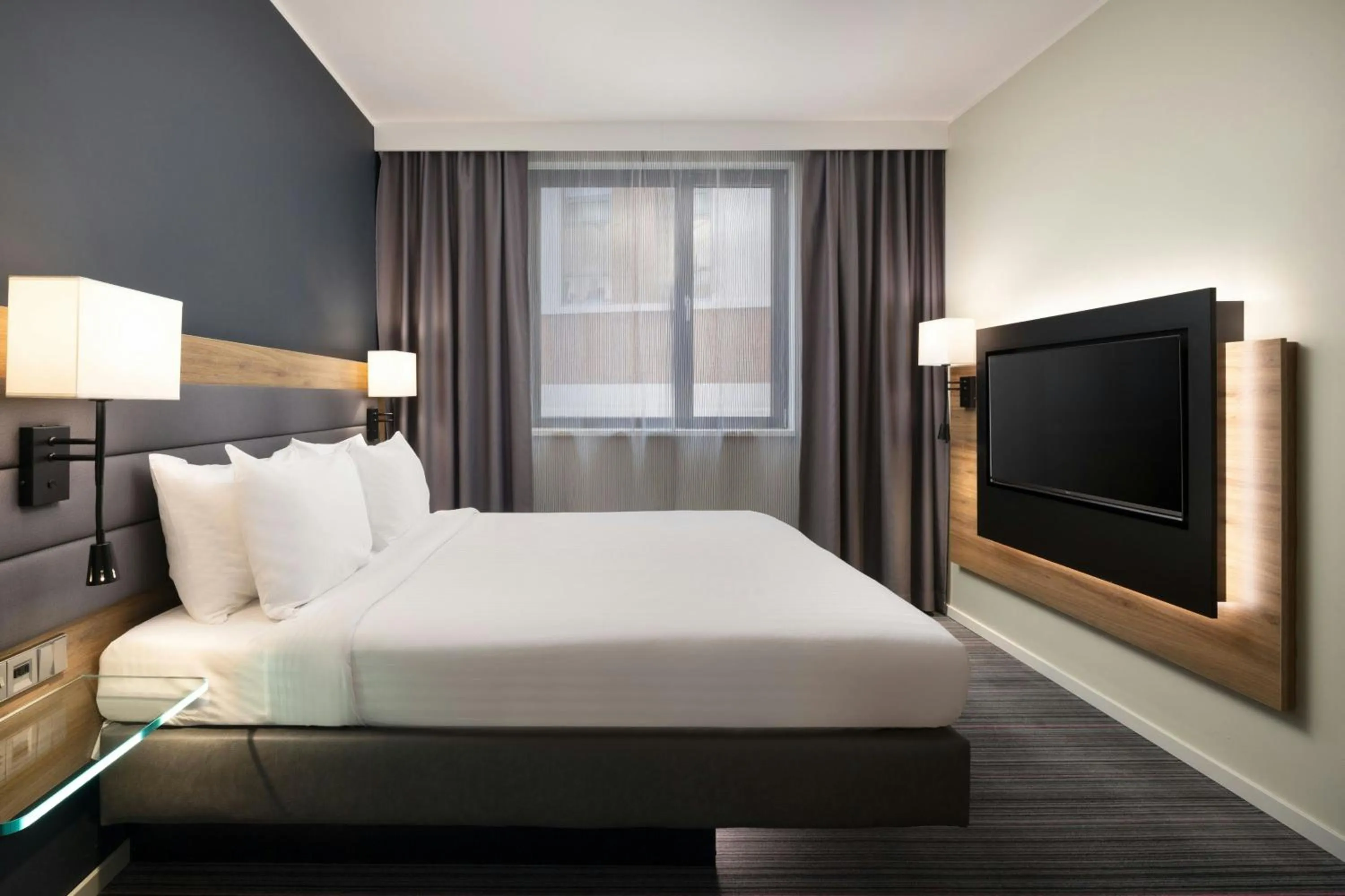 Photo of the whole room, Bed in Moxy Glasgow Merchant City