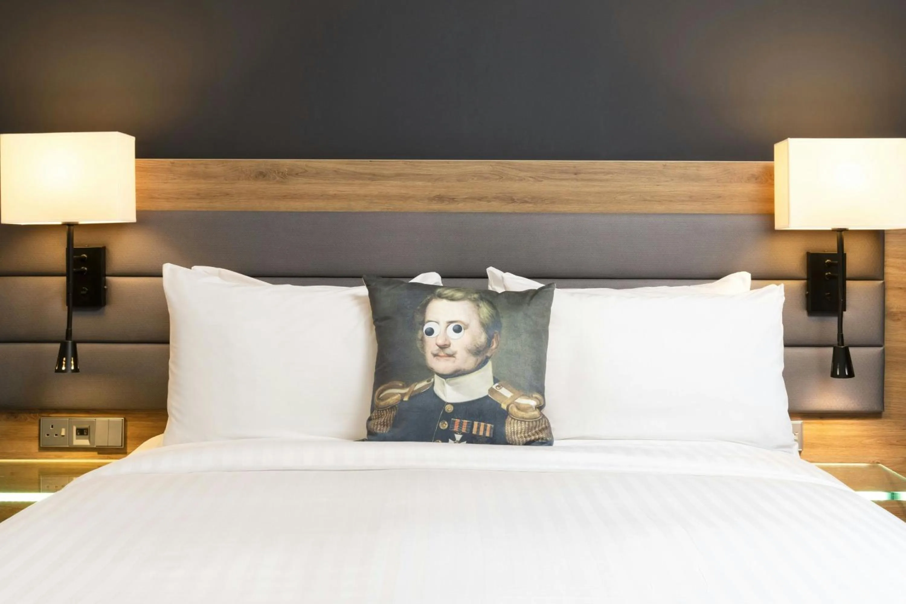 Photo of the whole room, Bed in Moxy Glasgow Merchant City