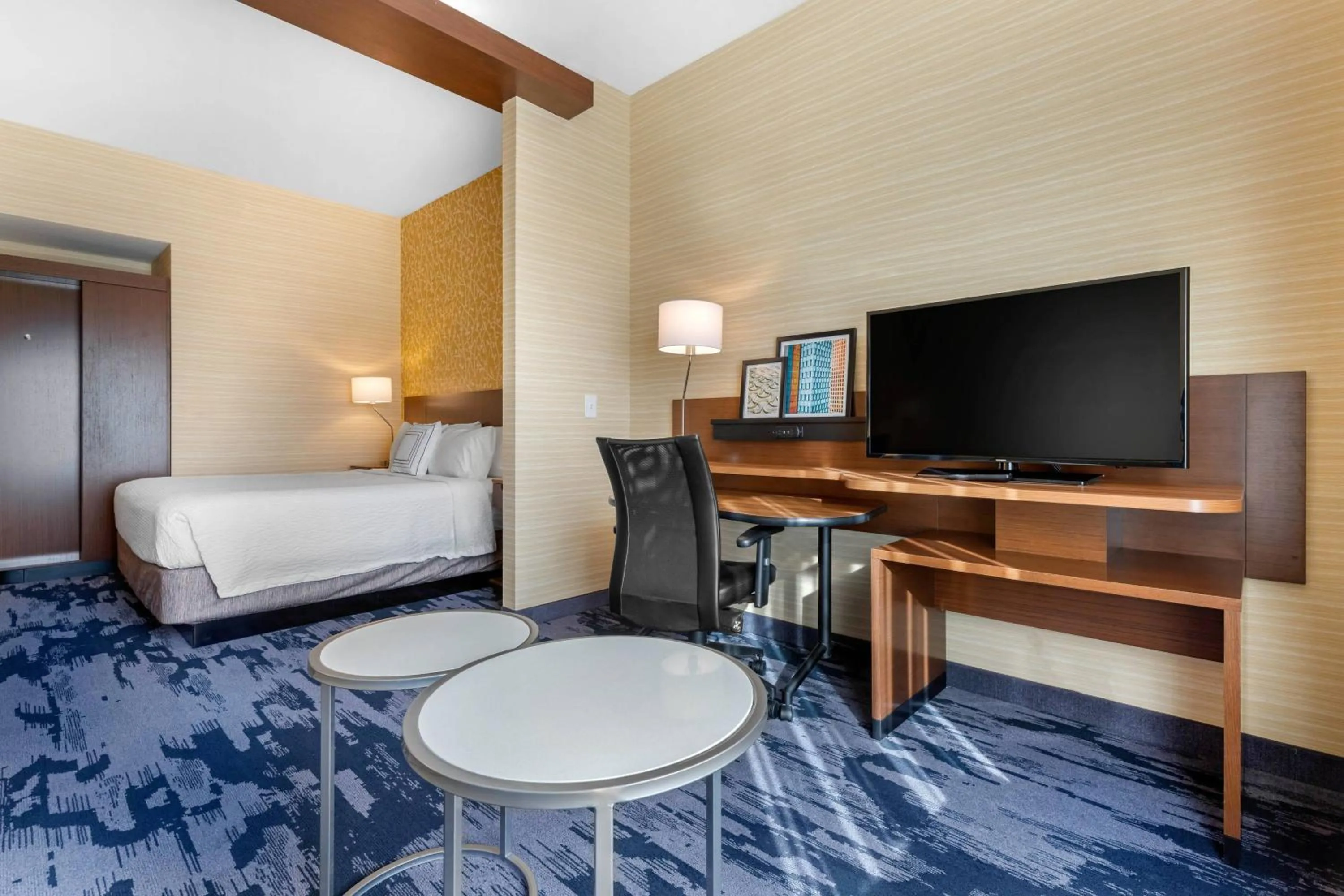 Photo of the whole room, Bed in Fairfield Inn & Suites by Marriott Mebane