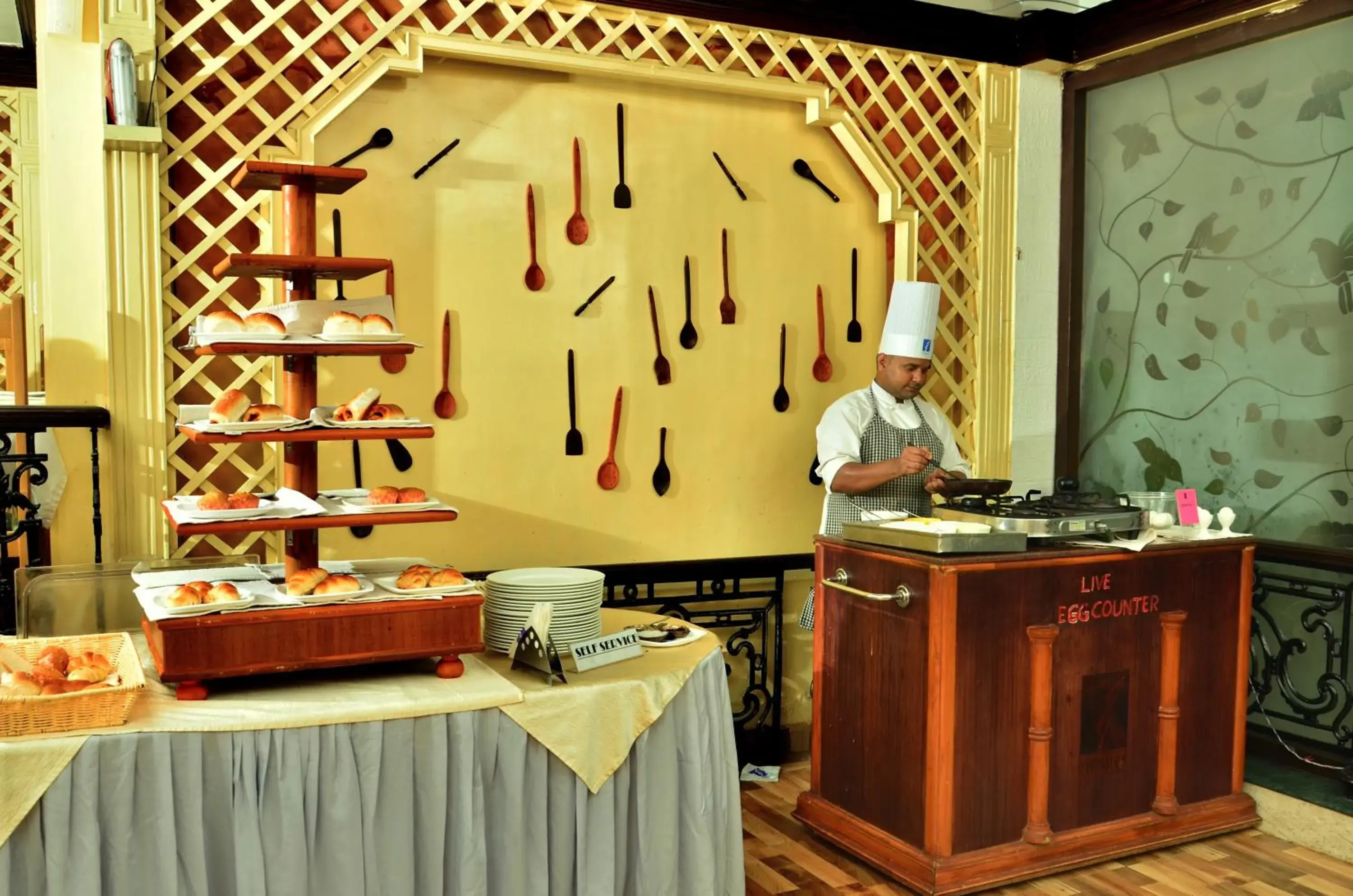 Breakfast in Hotel Empires Breakfast in Hotel Empires