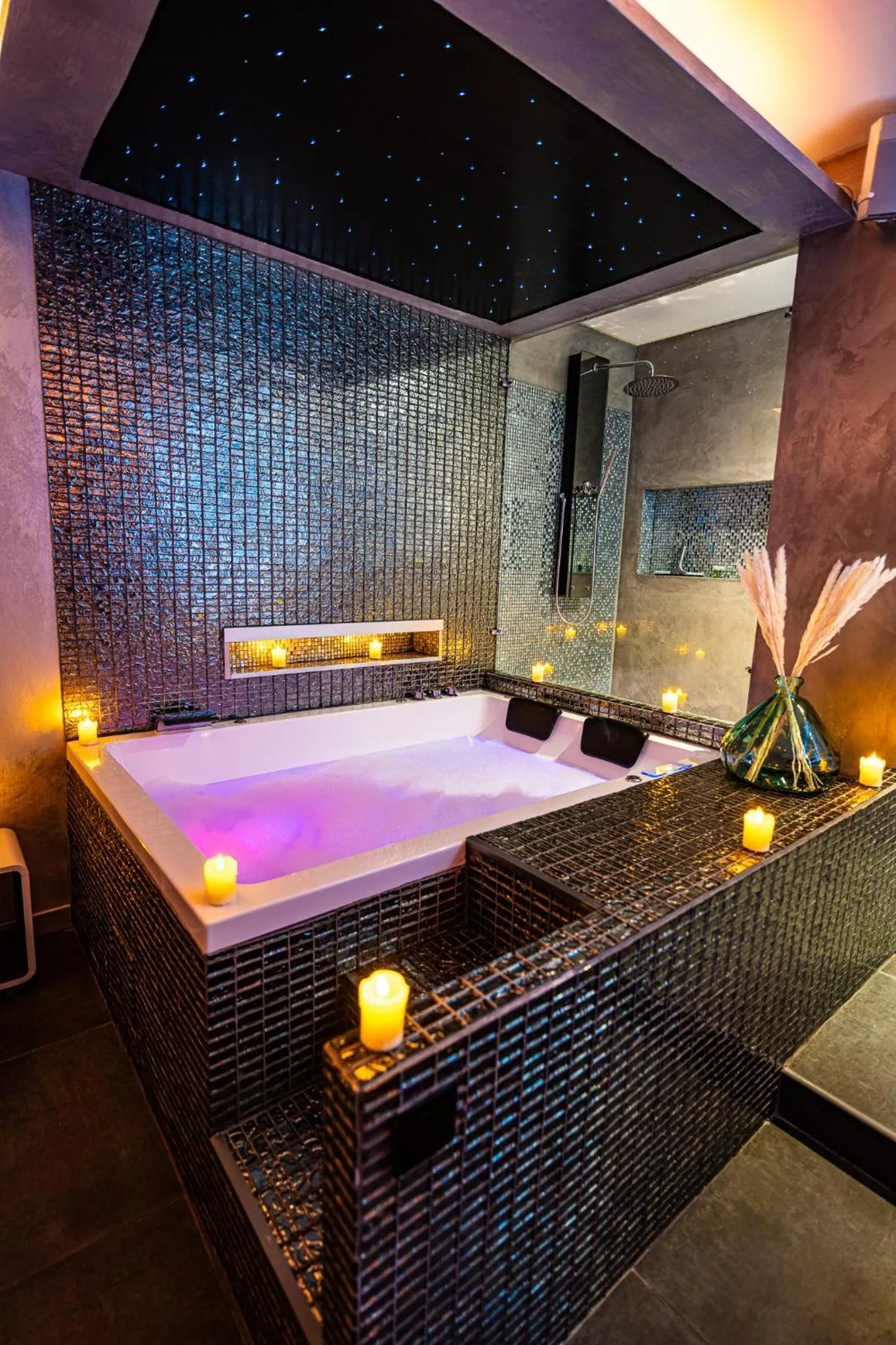 Hot Tub in Suite Romantique