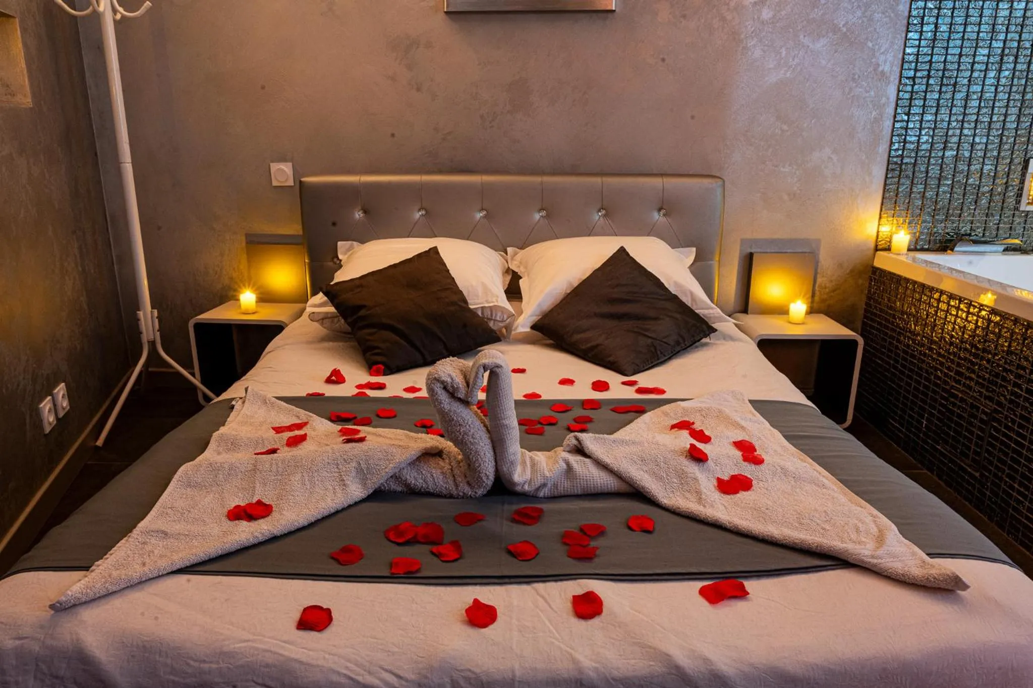 Photo of the whole room, Bed in Suite Romantique