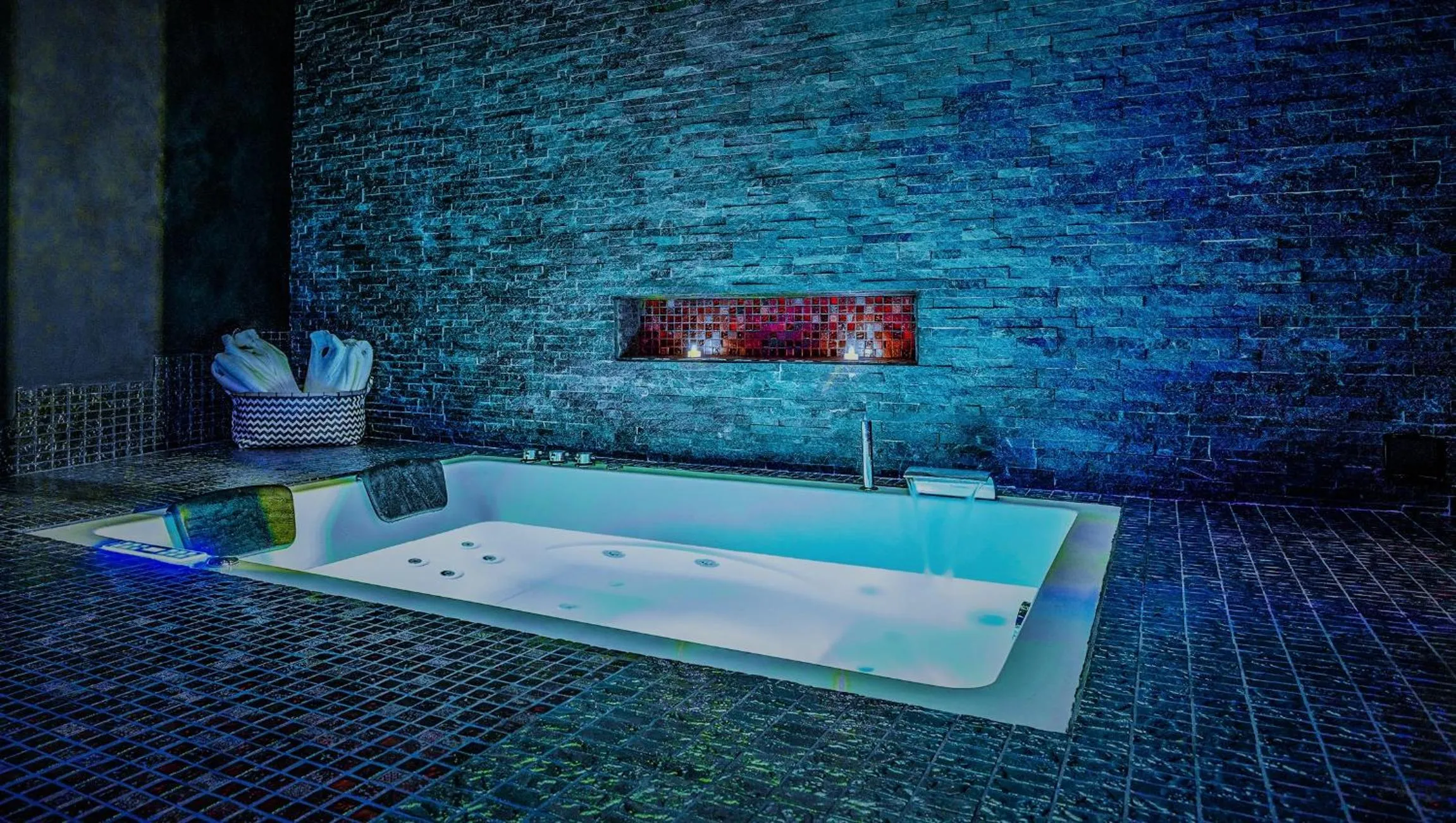 Hot Tub in Suite Romantique