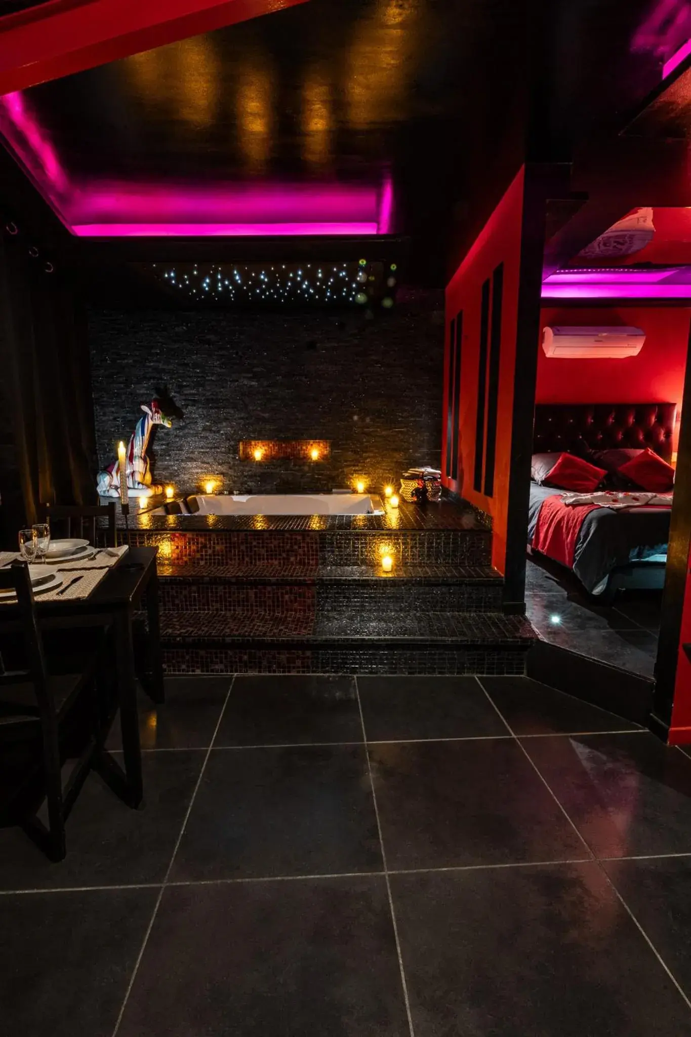 Pomme D'Amour Queen Suite with Spa Bath in Suite Romantique Pomme D'Amour Queen Suite with Spa Bath in Suite Romantique