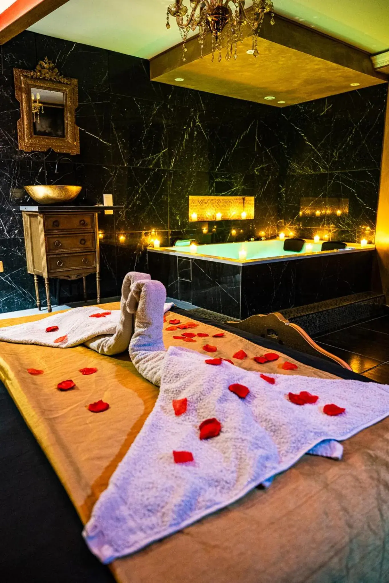 La baroque: Suite de luxe avec baignoire SPA in Suite Romantique La baroque: Suite de luxe avec baignoire SPA in Suite Romantique