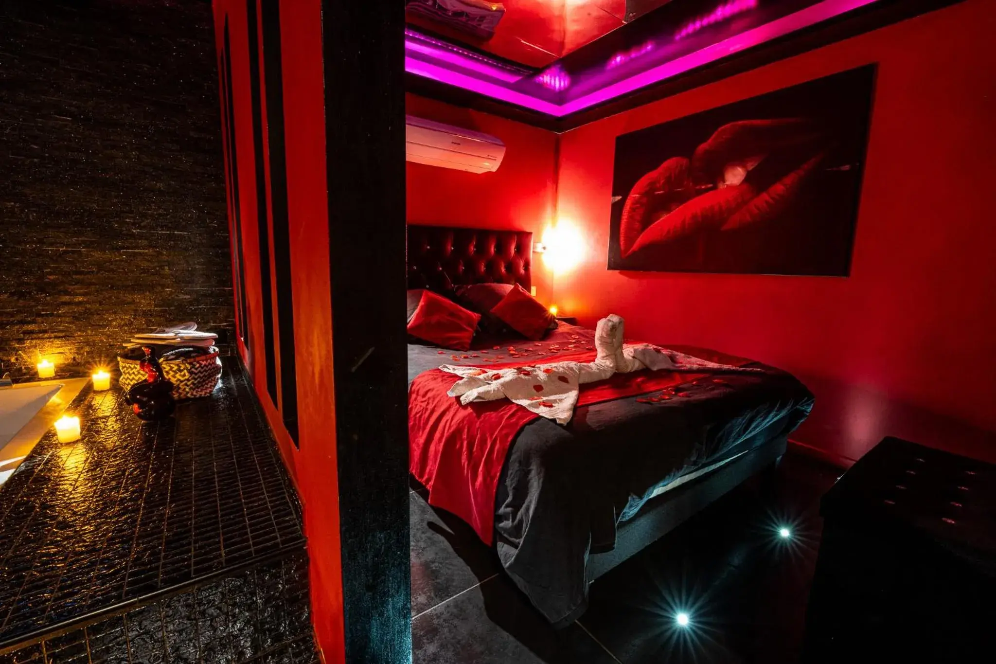 Pomme D'Amour Queen Suite with Spa Bath in Suite Romantique Pomme D'Amour Queen Suite with Spa Bath in Suite Romantique