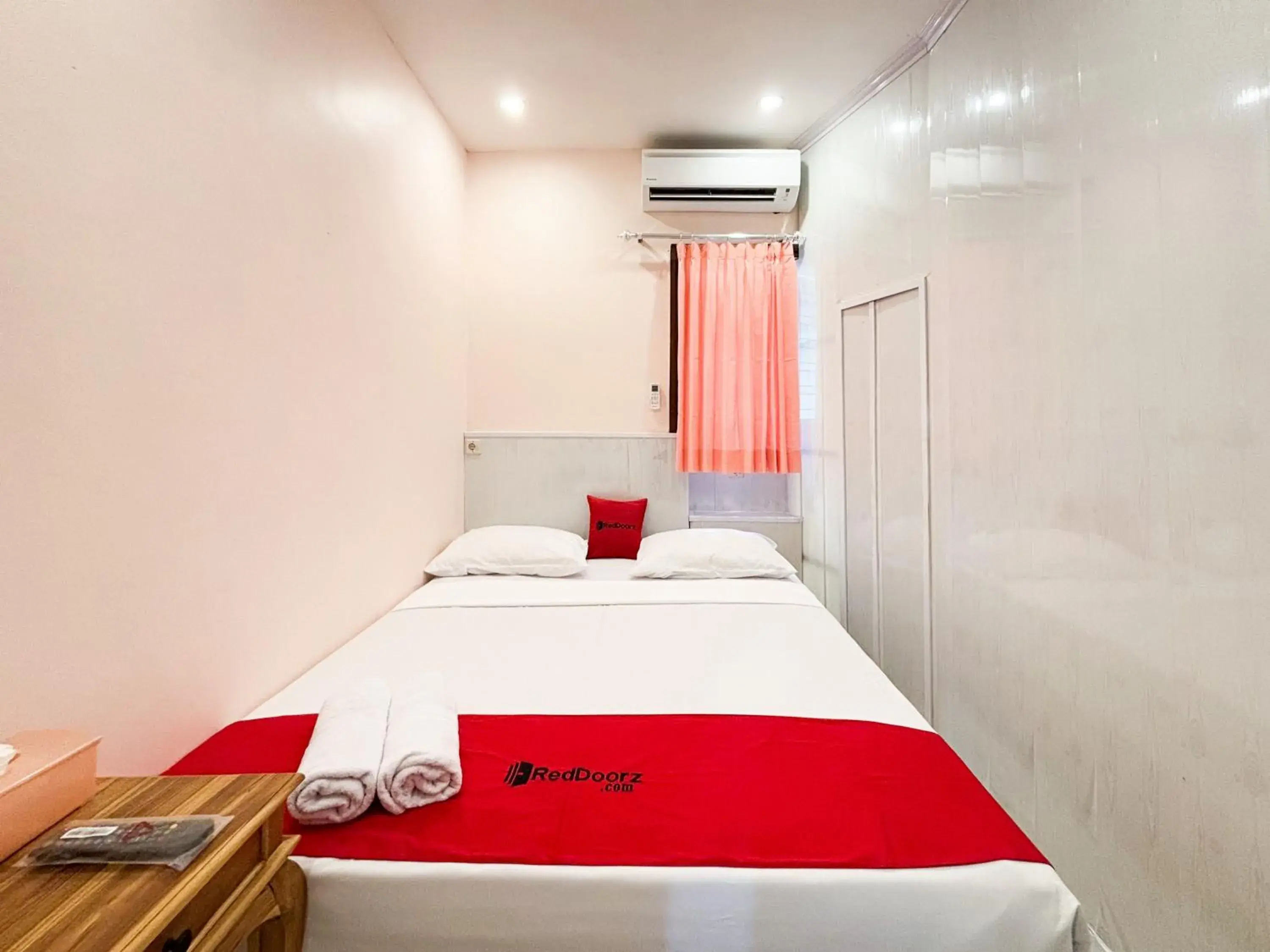 Bedroom, Bed in RedDoorz Plus near Brawijaya Museum Bedroom, Bed in RedDoorz Plus near Brawijaya Museum