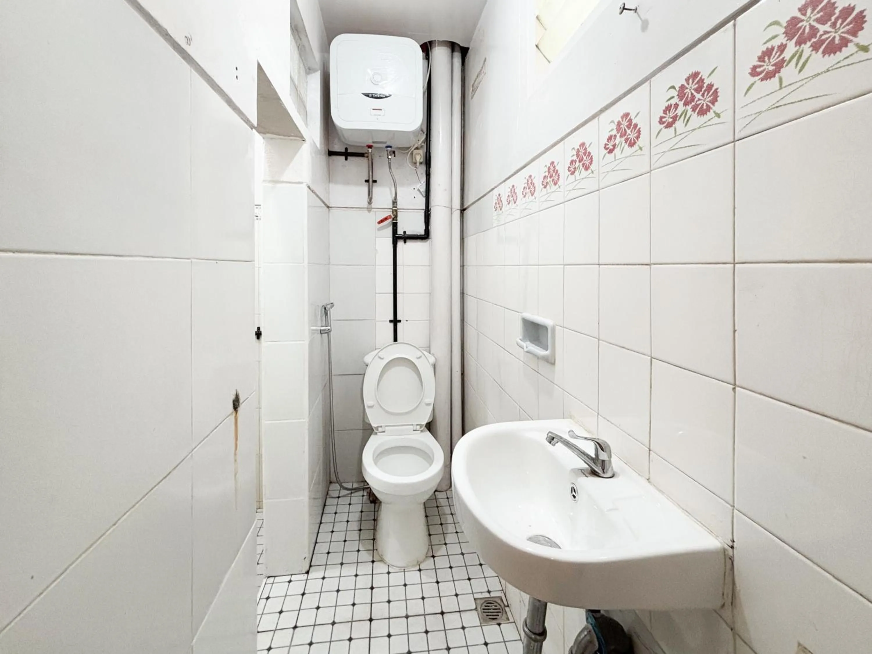 Bathroom in RedDoorz Plus near Brawijaya Museum