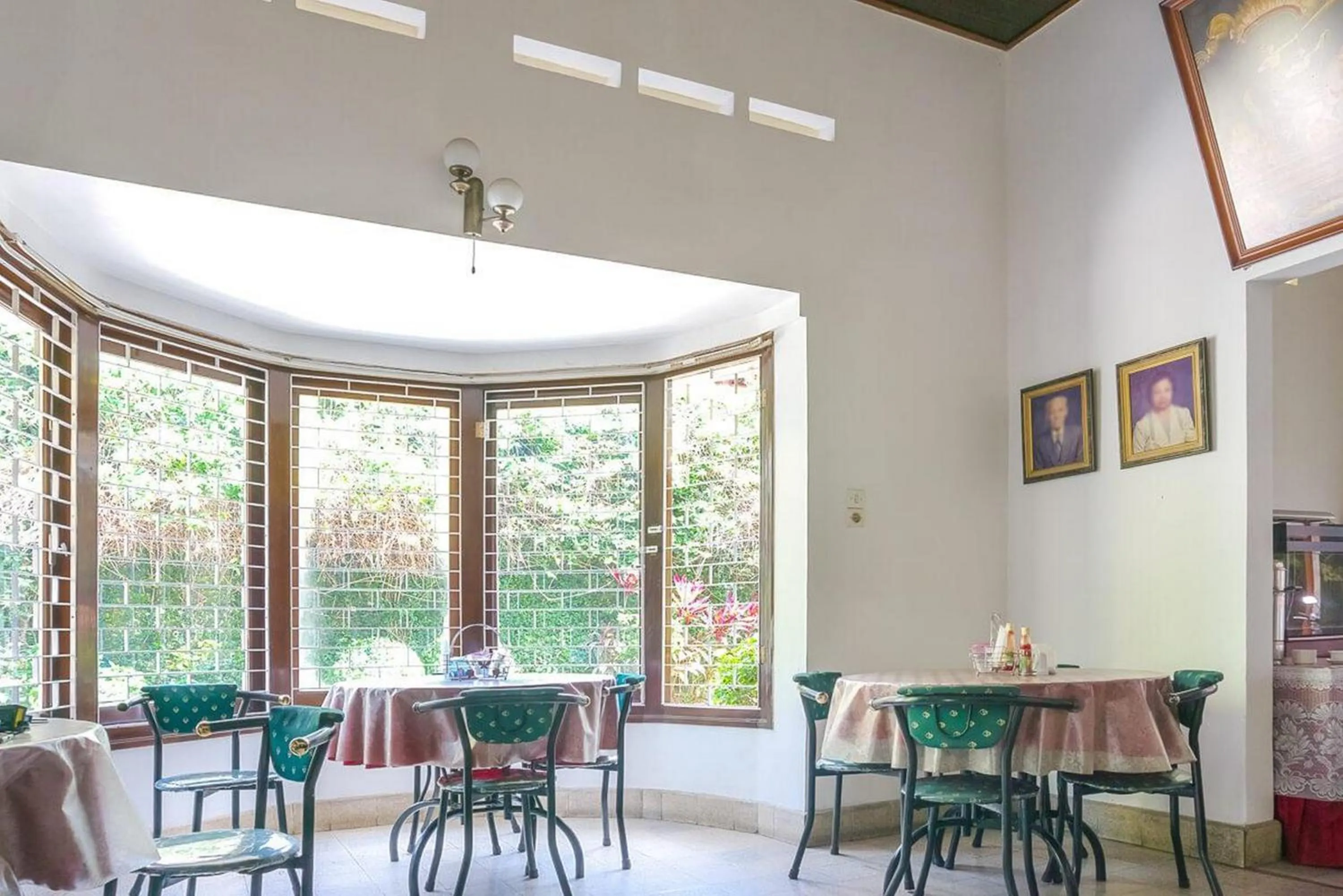 Seating area in RedDoorz Plus near Brawijaya Museum