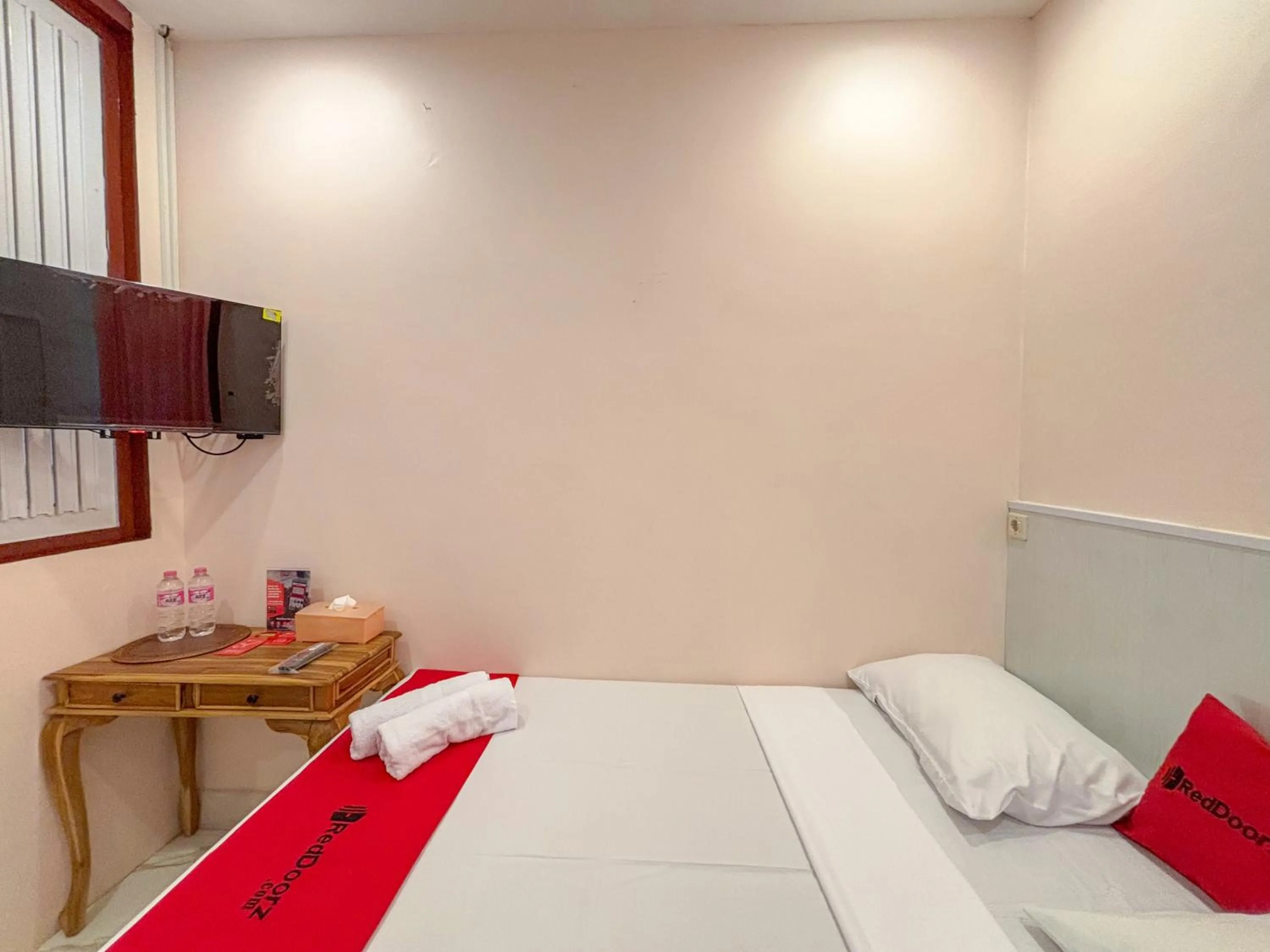 Bedroom, Bed in RedDoorz Plus near Brawijaya Museum