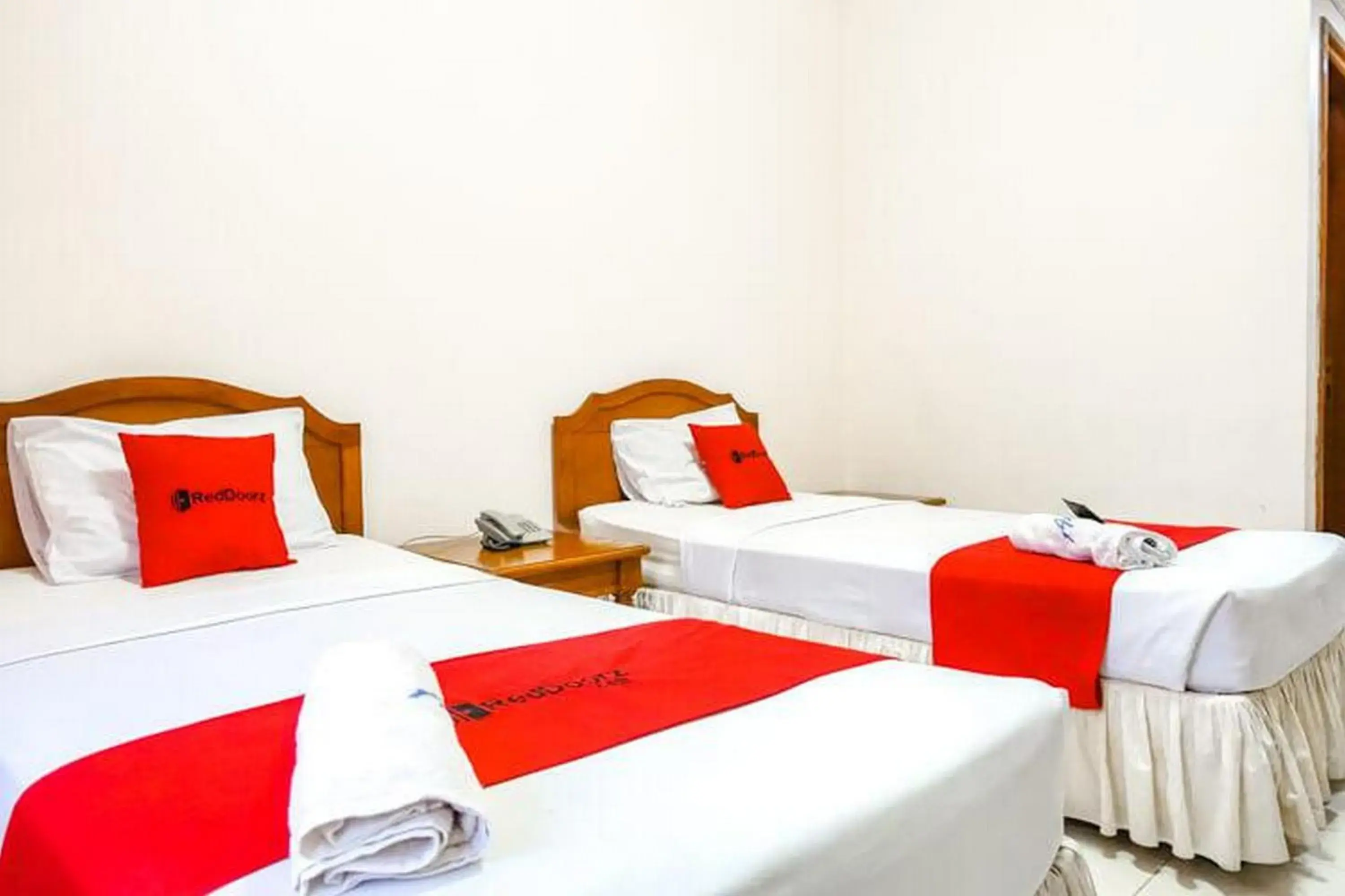 Twin Room in RedDoorz Plus near Brawijaya Museum Twin Room in RedDoorz Plus near Brawijaya Museum