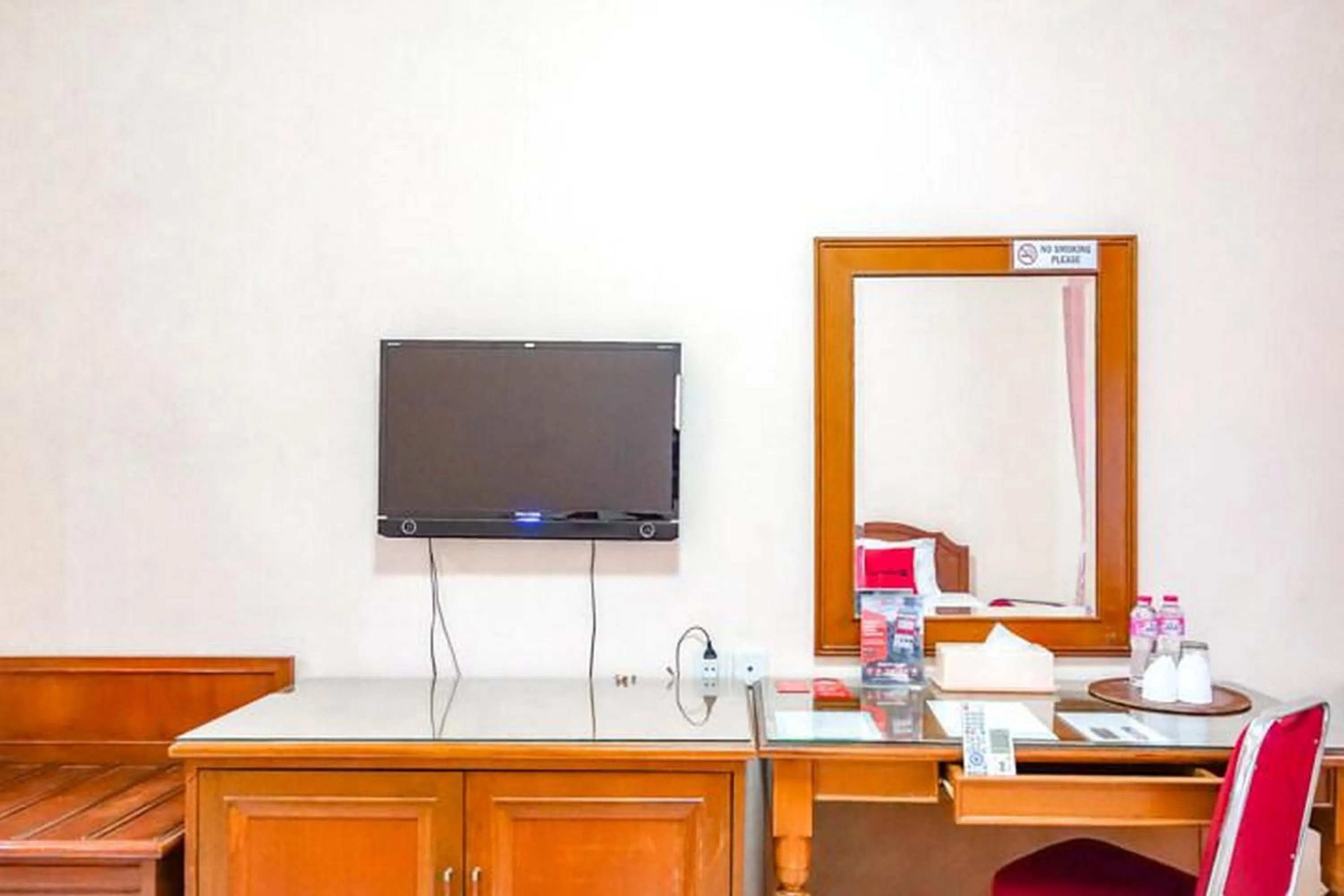 TV and multimedia in RedDoorz Plus near Brawijaya Museum