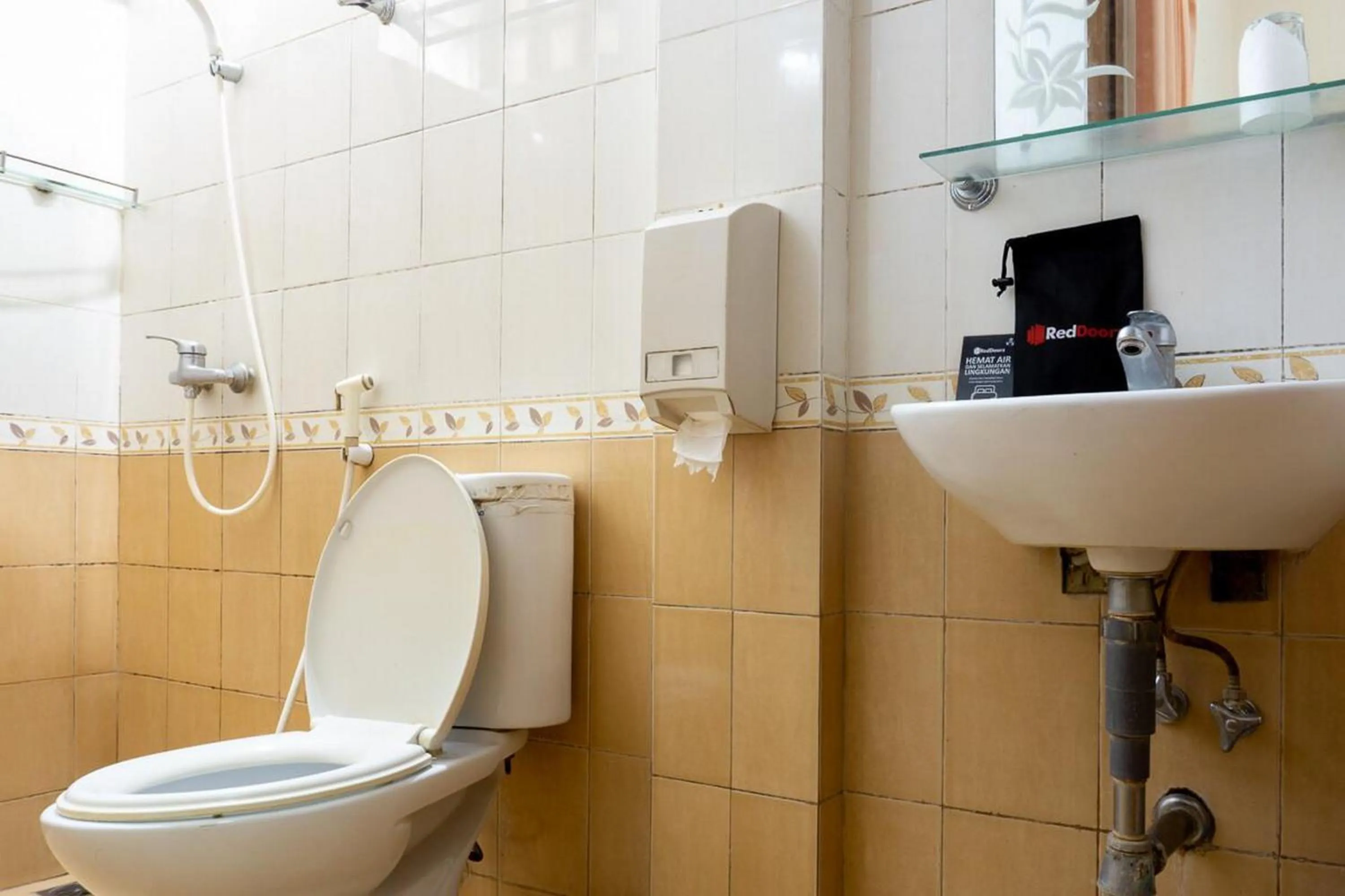 Bathroom in RedDoorz Plus near Brawijaya Museum