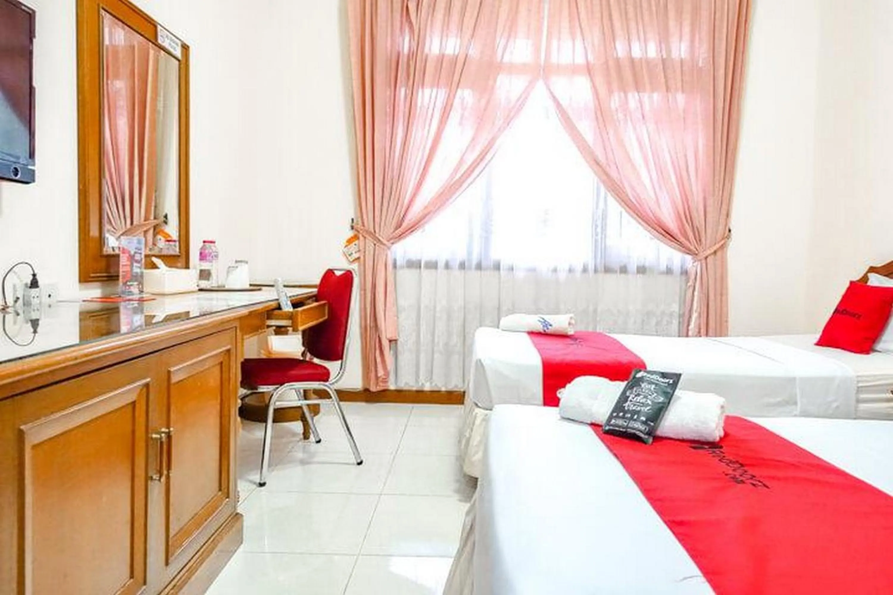 Bedroom, Bed in RedDoorz Plus near Brawijaya Museum