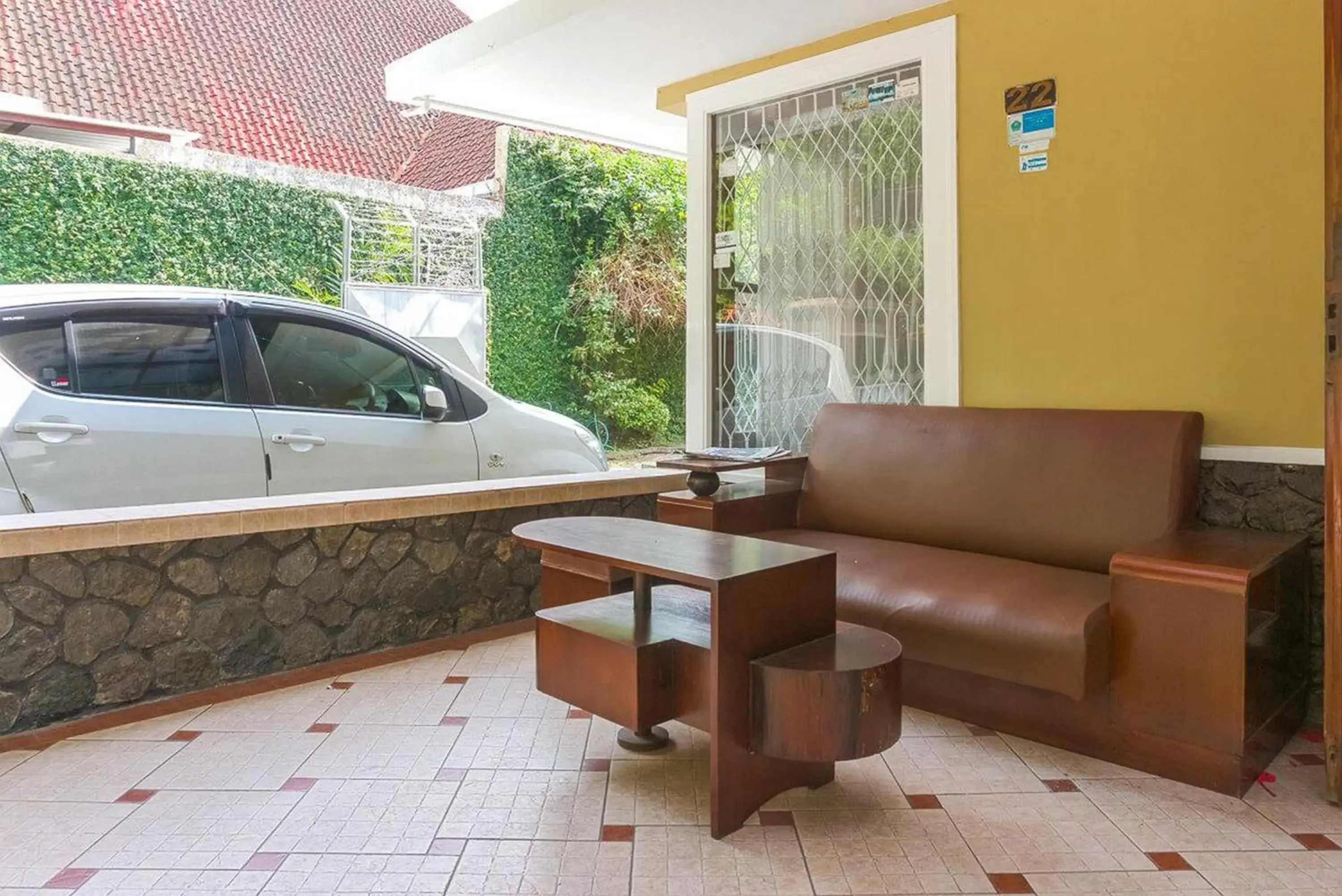 Seating area in RedDoorz Plus near Brawijaya Museum Seating area in RedDoorz Plus near Brawijaya Museum