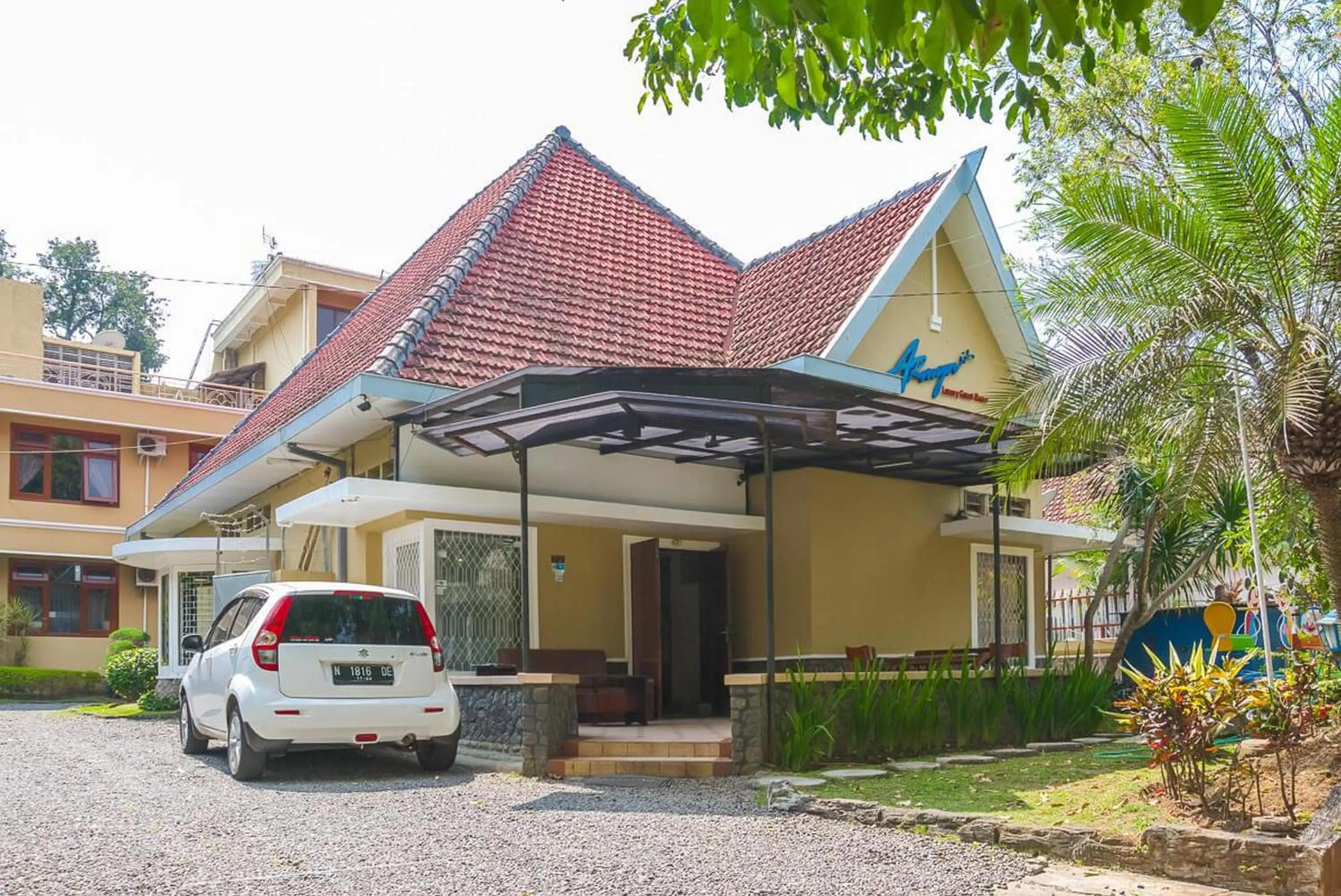 Facade/entrance in RedDoorz Plus near Brawijaya Museum