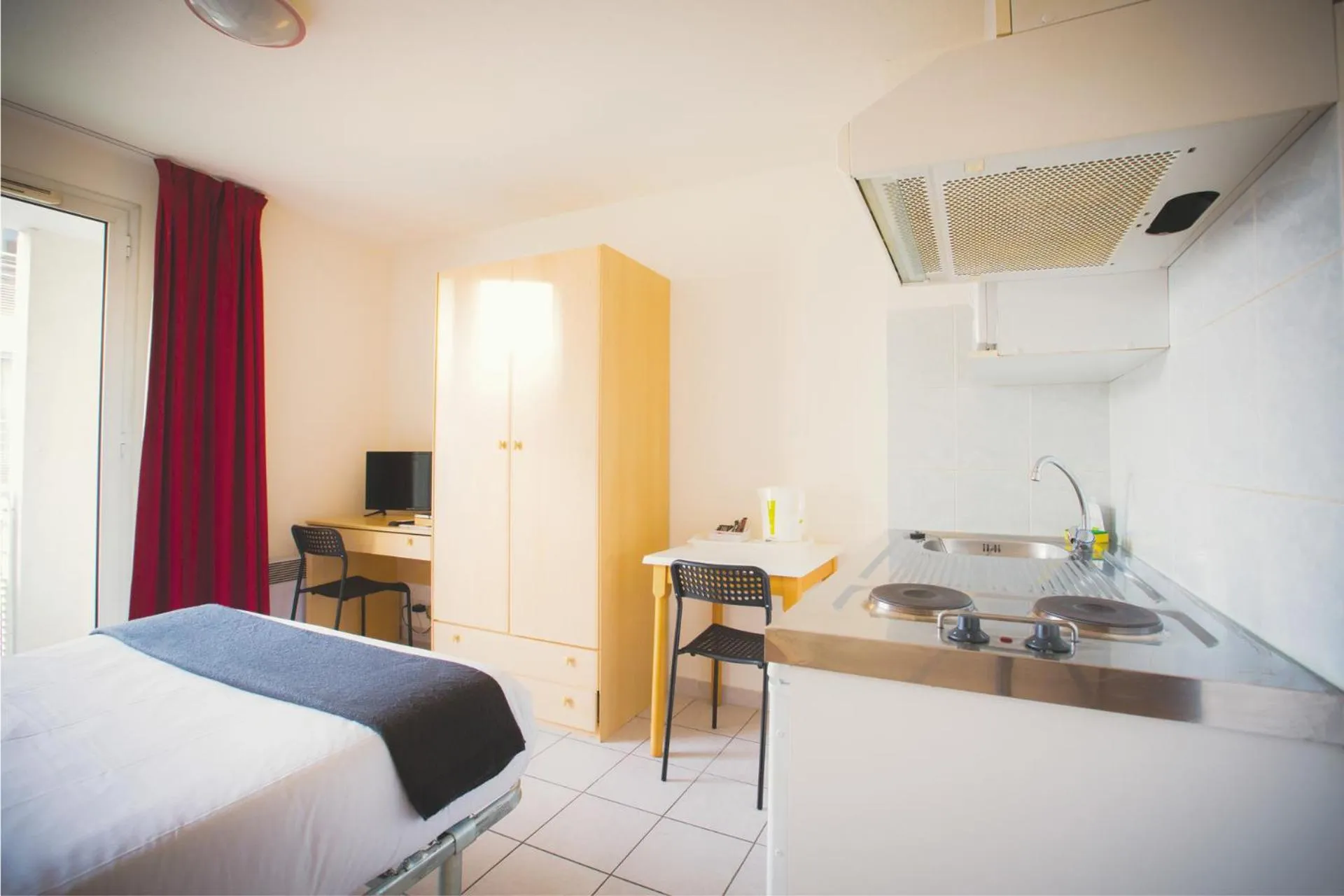 Kitchen or kitchenette, Bed in City Résidence Avignon
