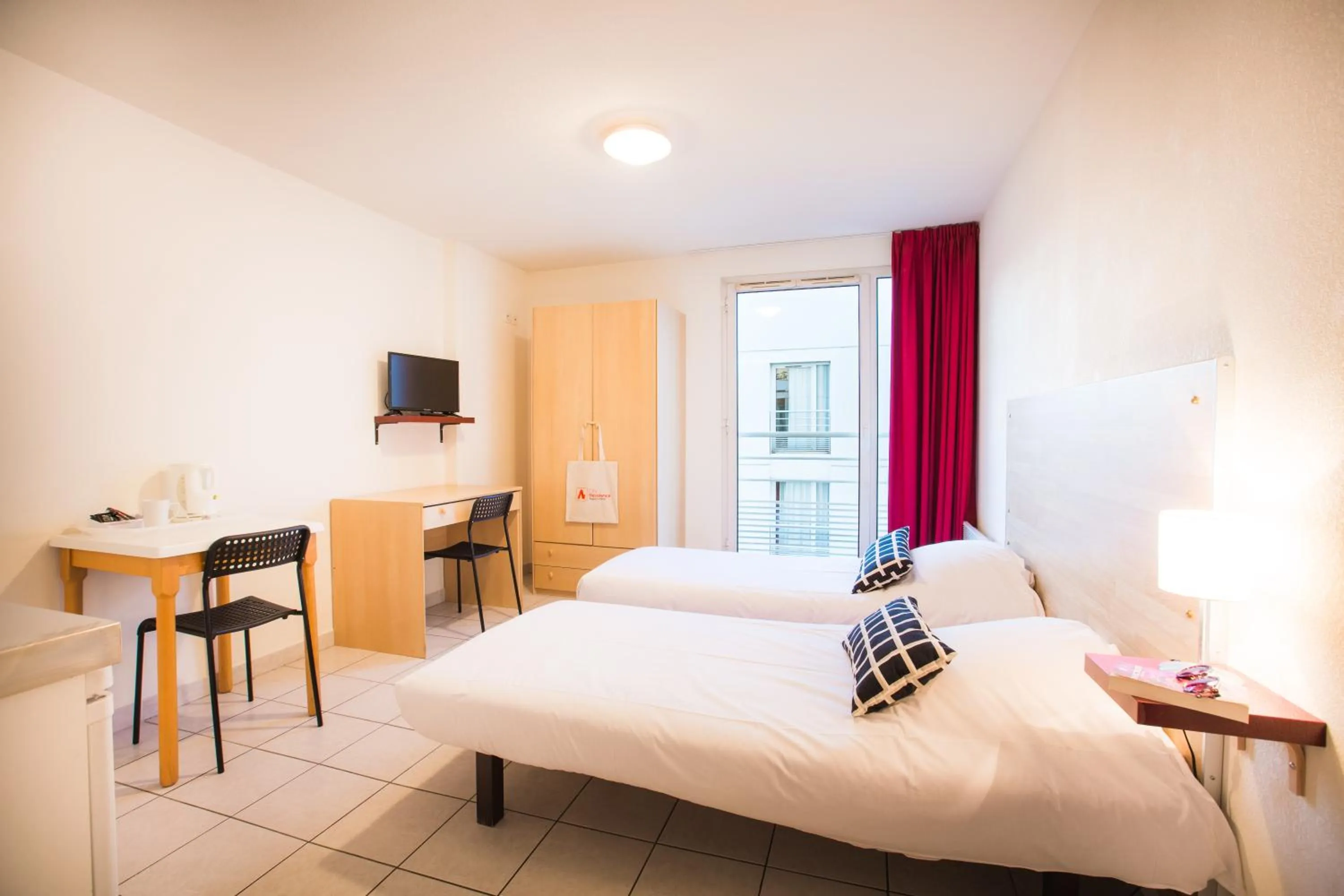 Photo of the whole room, Bed in City Résidence Avignon