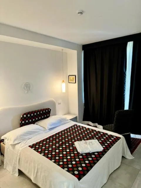 Bedroom, Bed in Hotel CineApollo - Ogni camera un film!