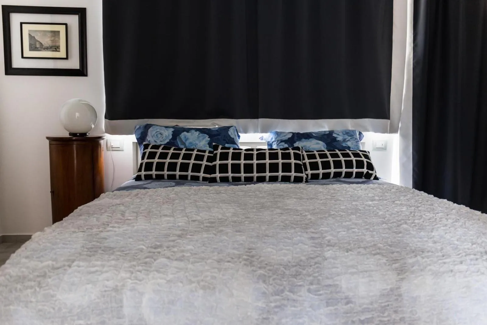 Bedroom, Bed in Hotel CineApollo - Ogni camera un film!