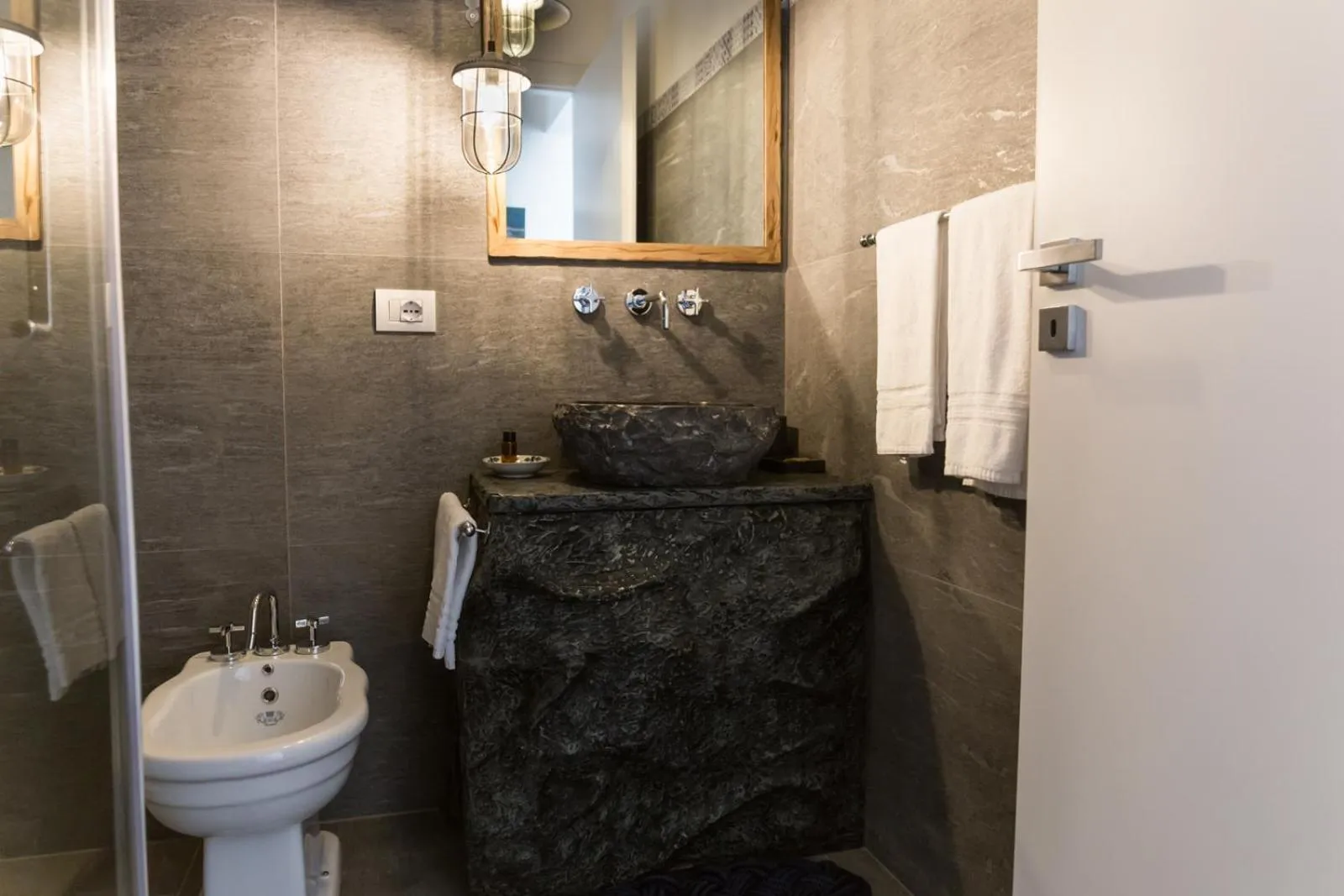 Bathroom in Hotel CineApollo - Ogni camera un film!