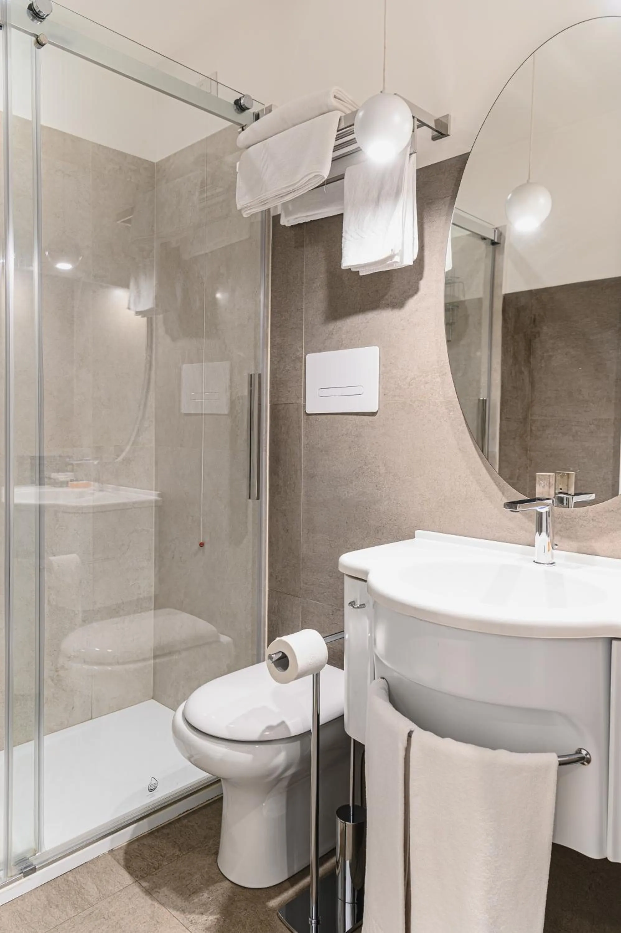 Shower in Hotel CineApollo - Ogni camera un film!