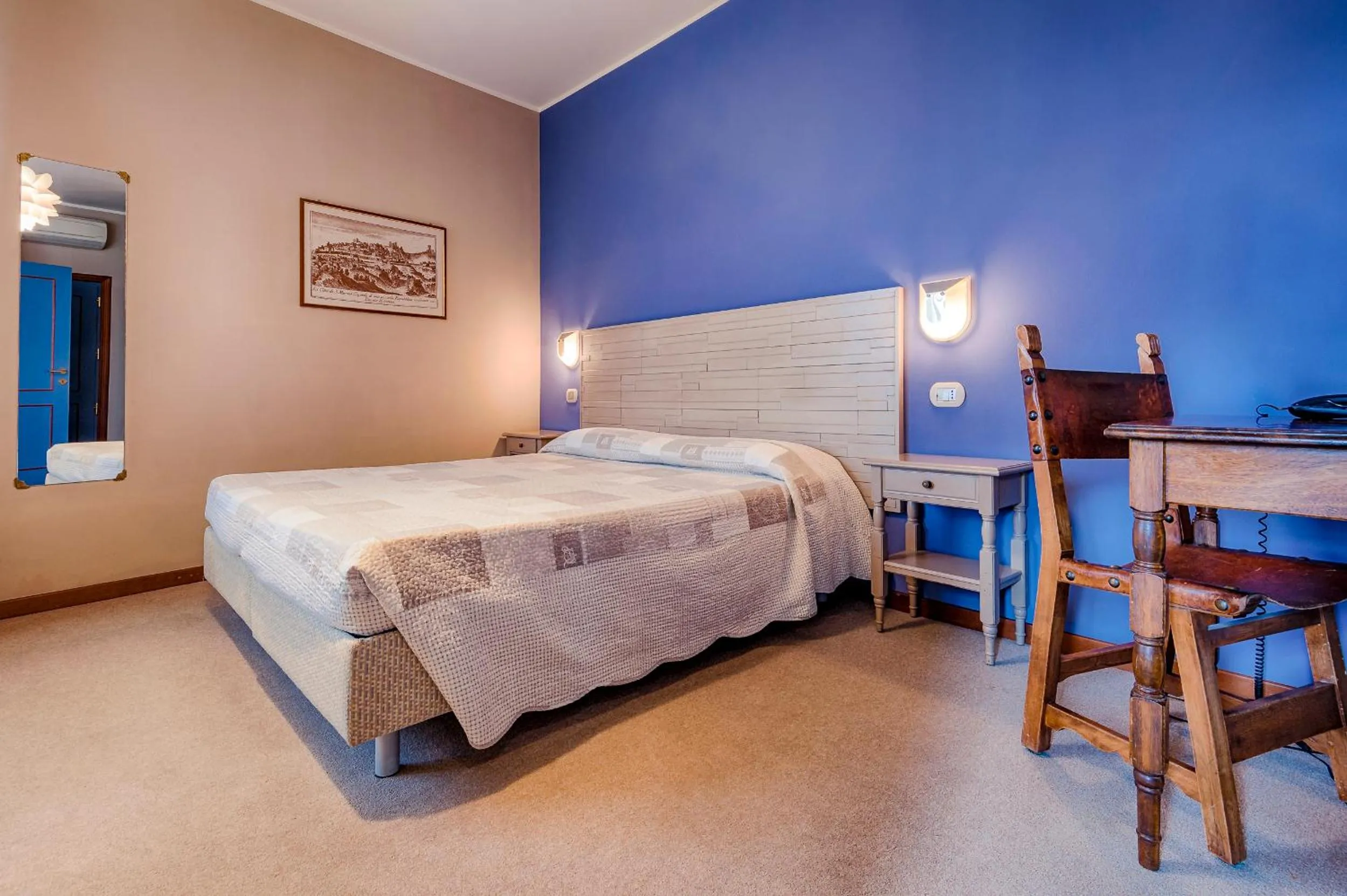 TV and multimedia, Bed in La Grotta Hotel