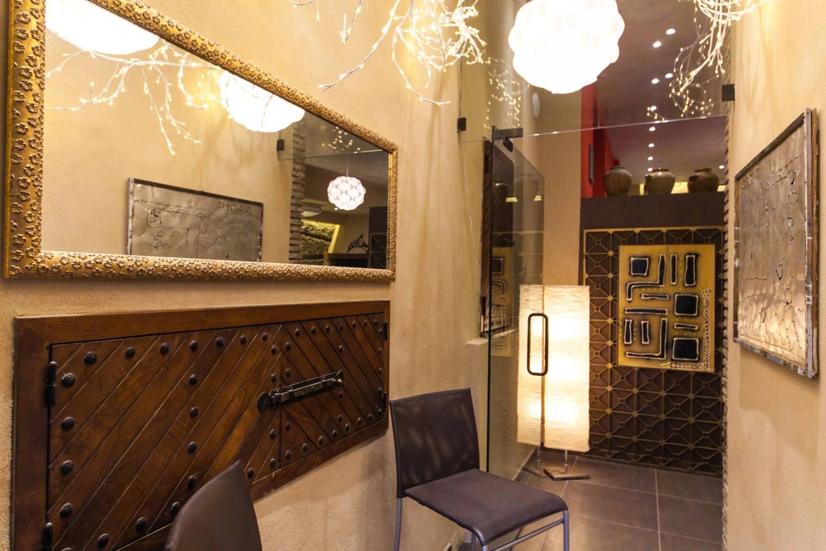 Decorative detail in La Grotta Hotel