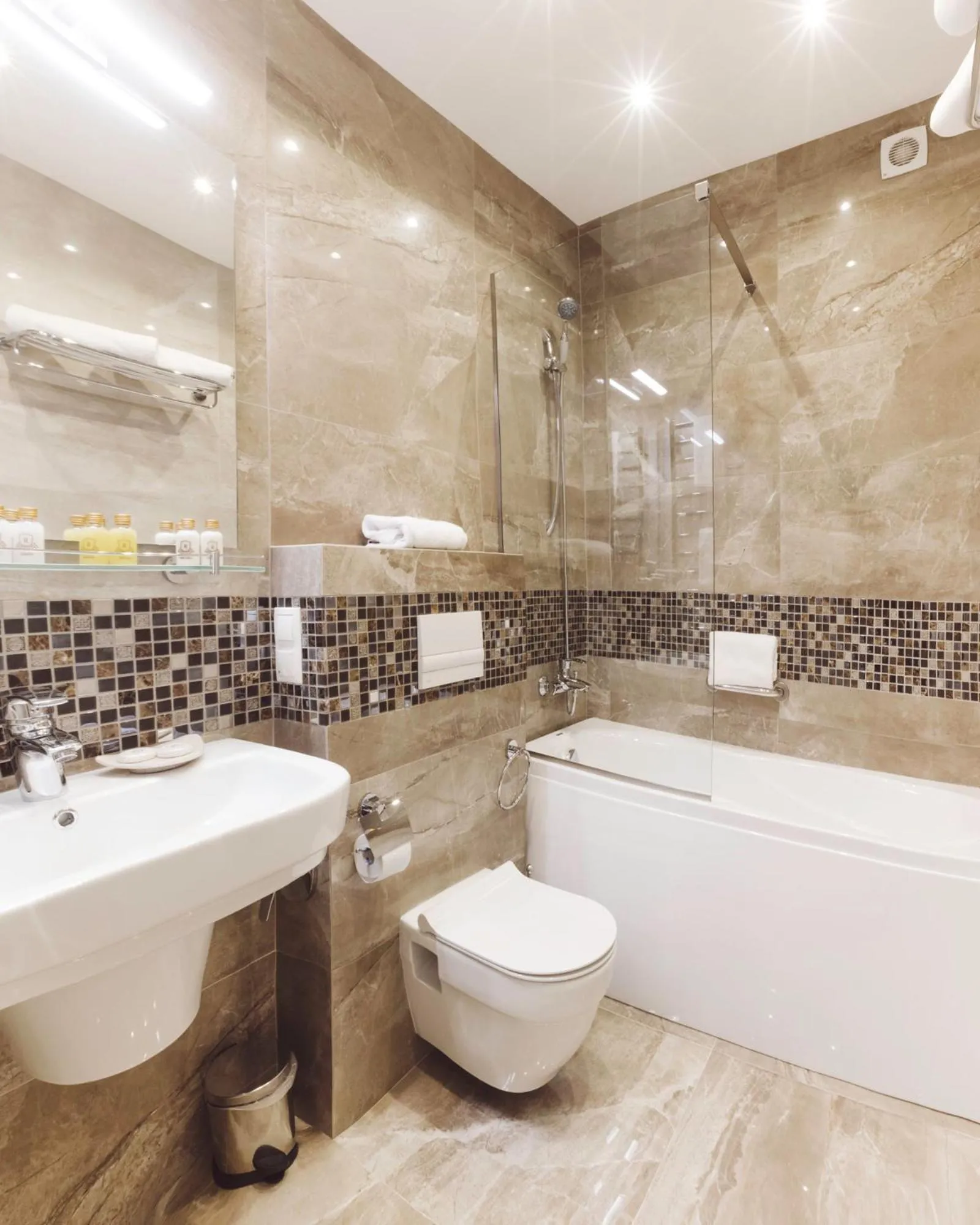 Shower in Roxen Hotel&Spa