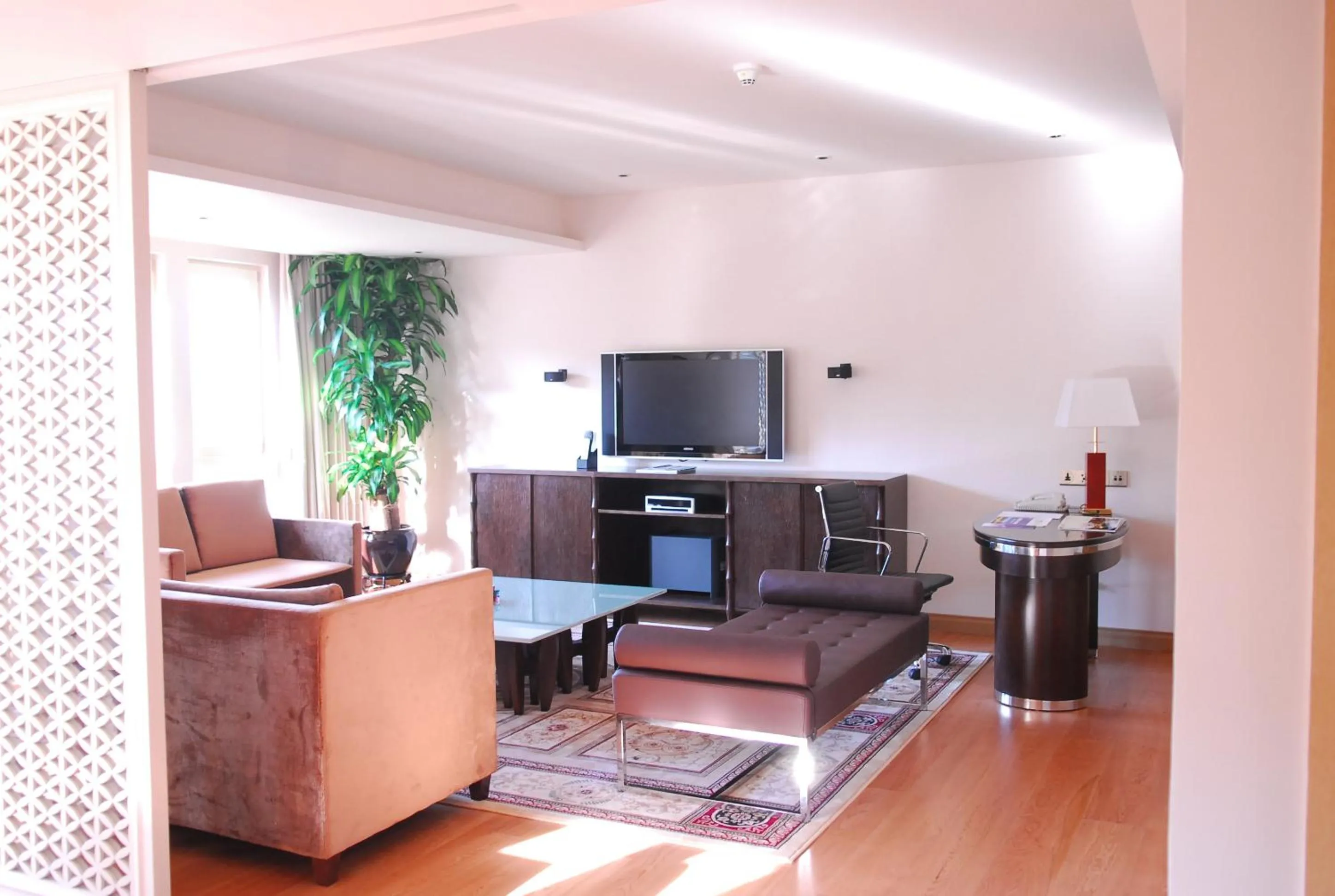 Living room, TV/Entertainment Center in The Interlaken OCT Hotel