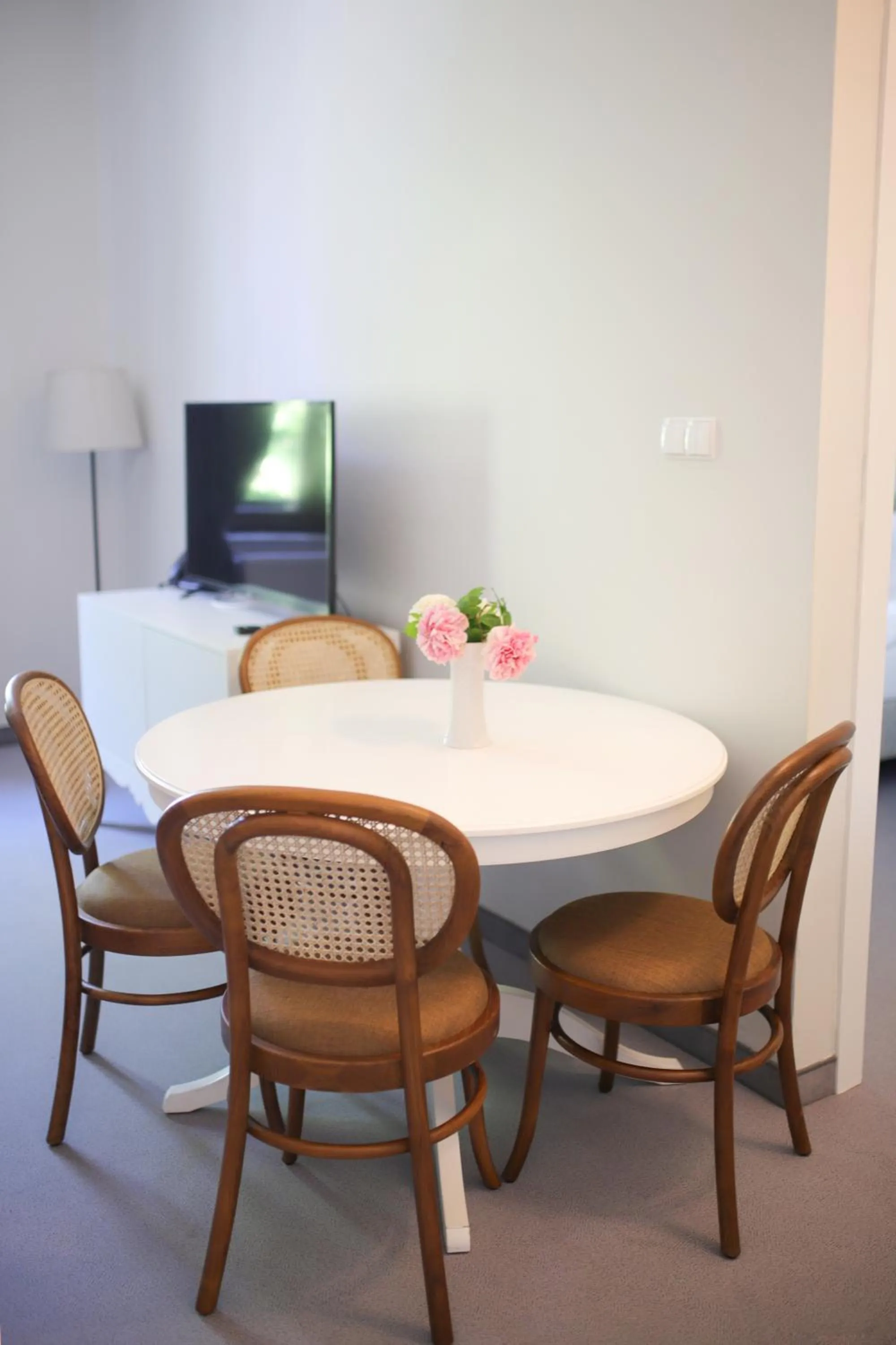 Photo of the whole room in Willa Puck