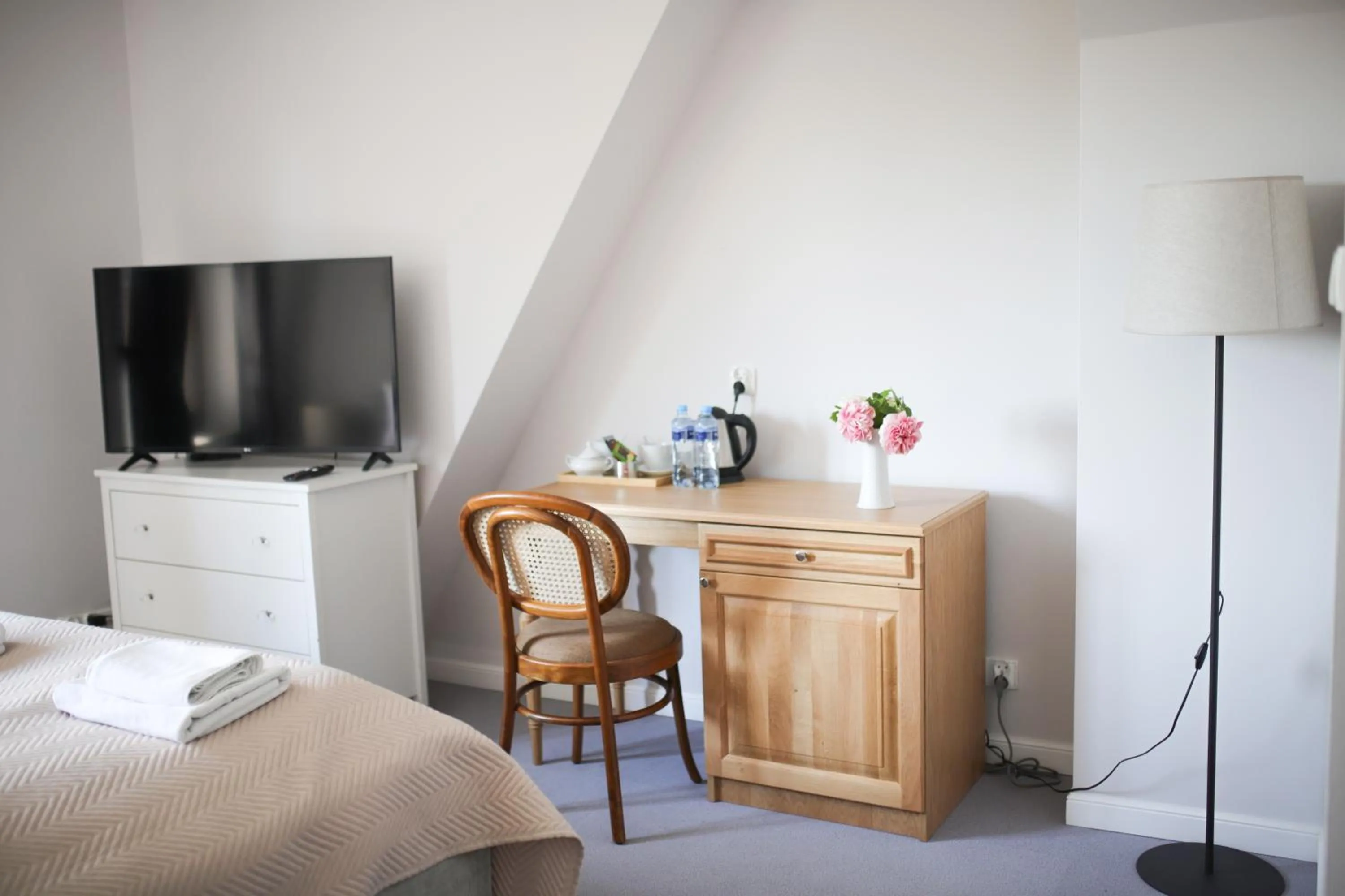 Photo of the whole room, Bed in Willa Puck