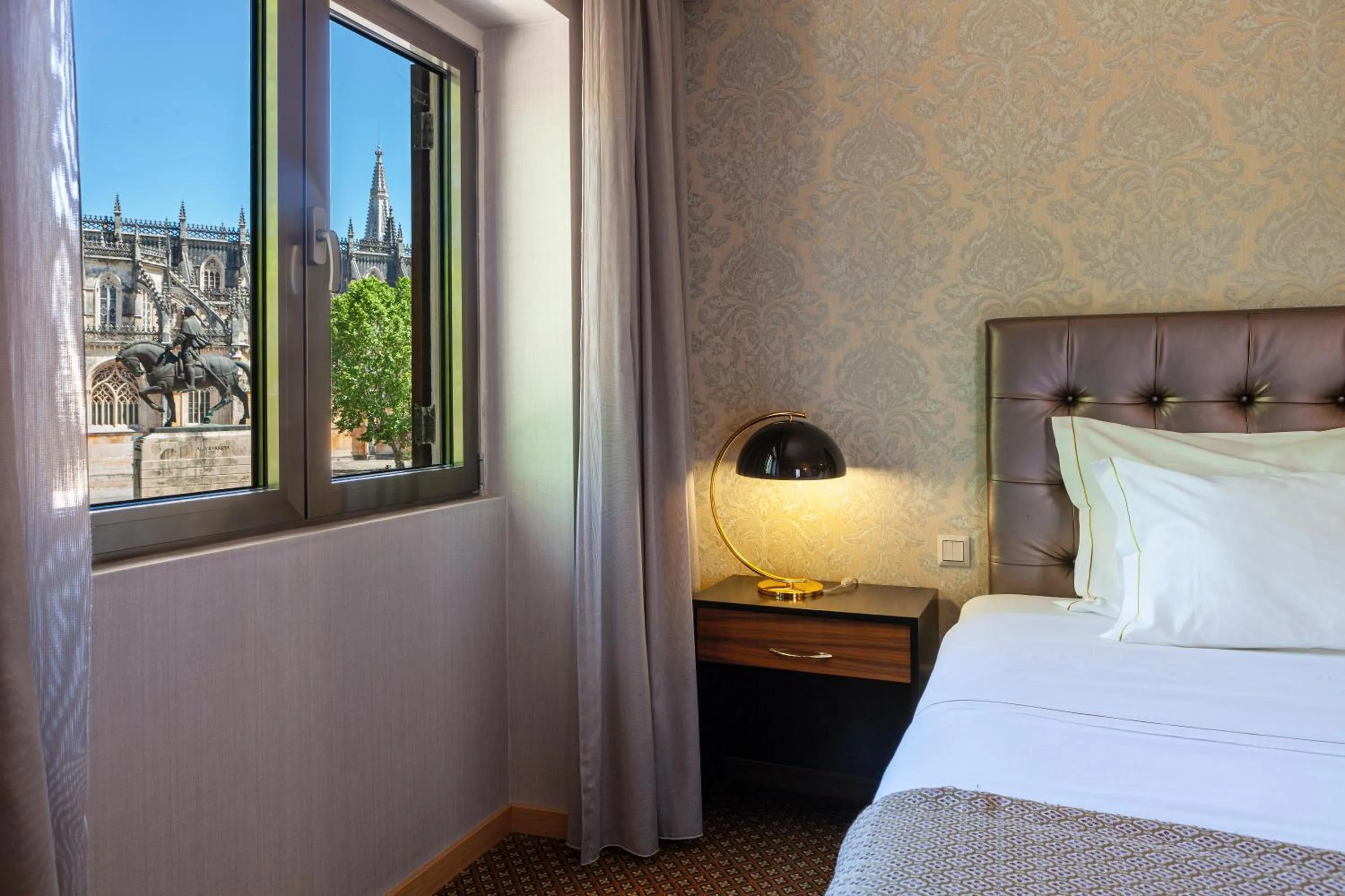 Landmark view, Bed in Hotel Lis Batalha