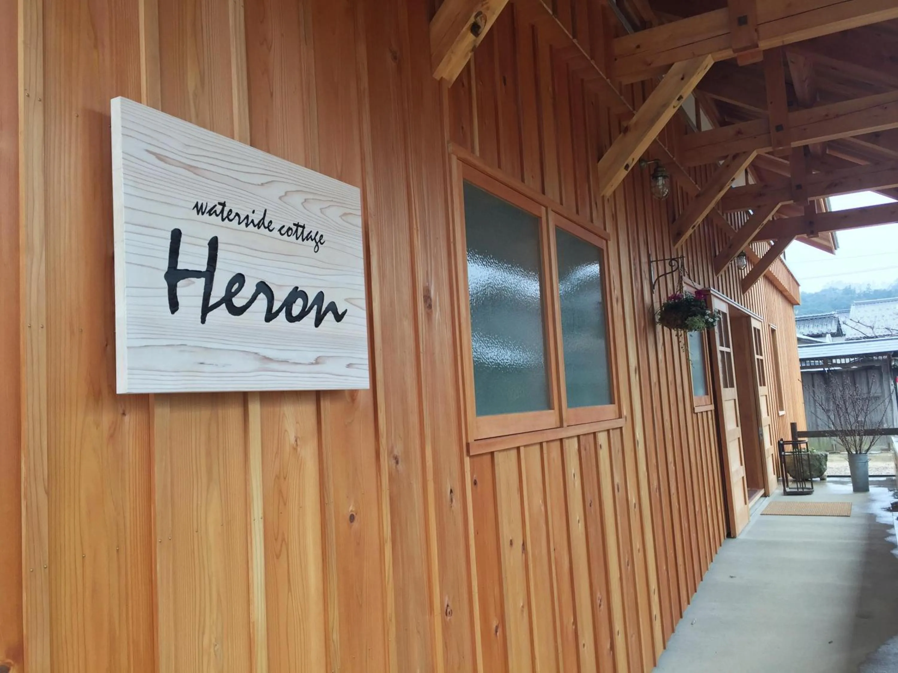 Facade/entrance in Waterside Cottage Heron