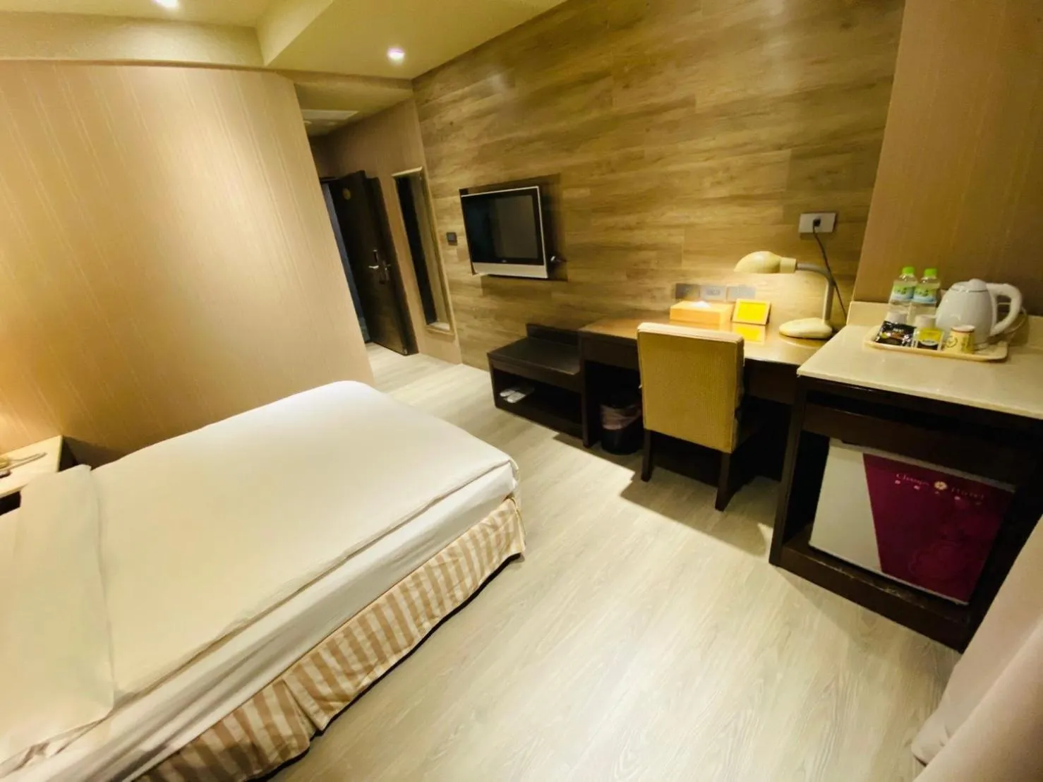 Photo of the whole room in DLInn Hotel