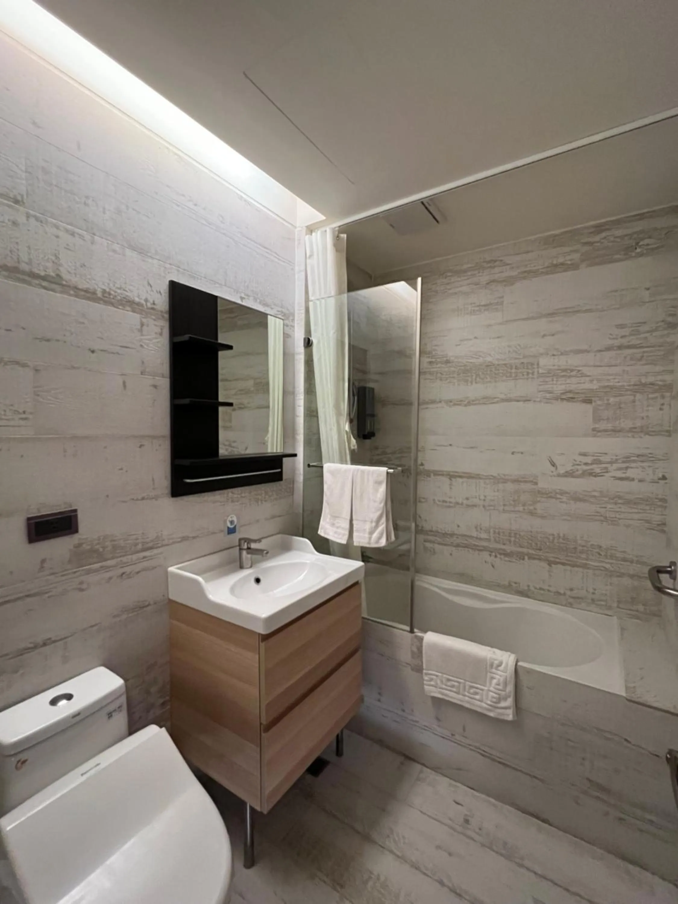 Toilet in DLInn Hotel