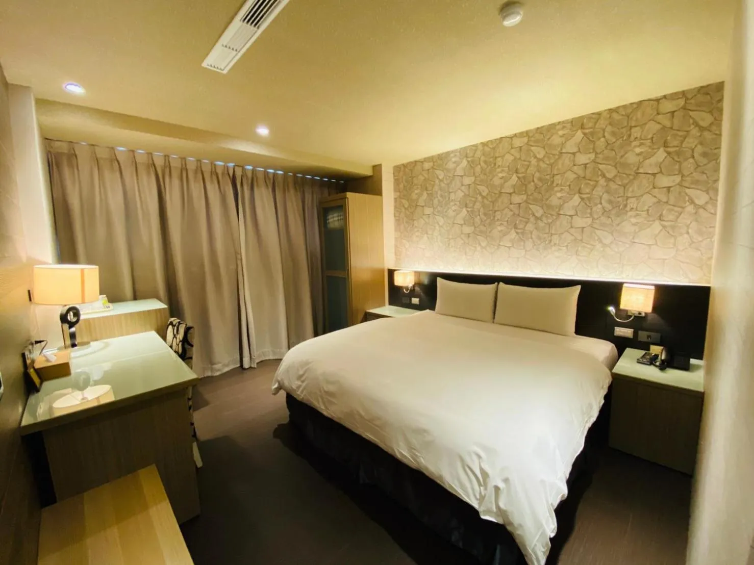 Photo of the whole room in DLInn Hotel