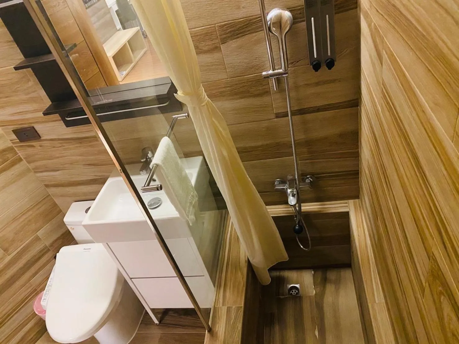 Toilet in DLInn Hotel