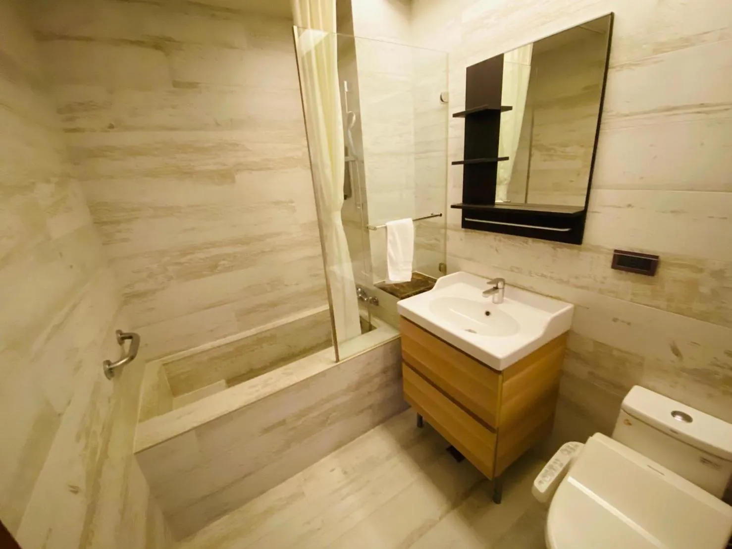 Toilet in DLInn Hotel