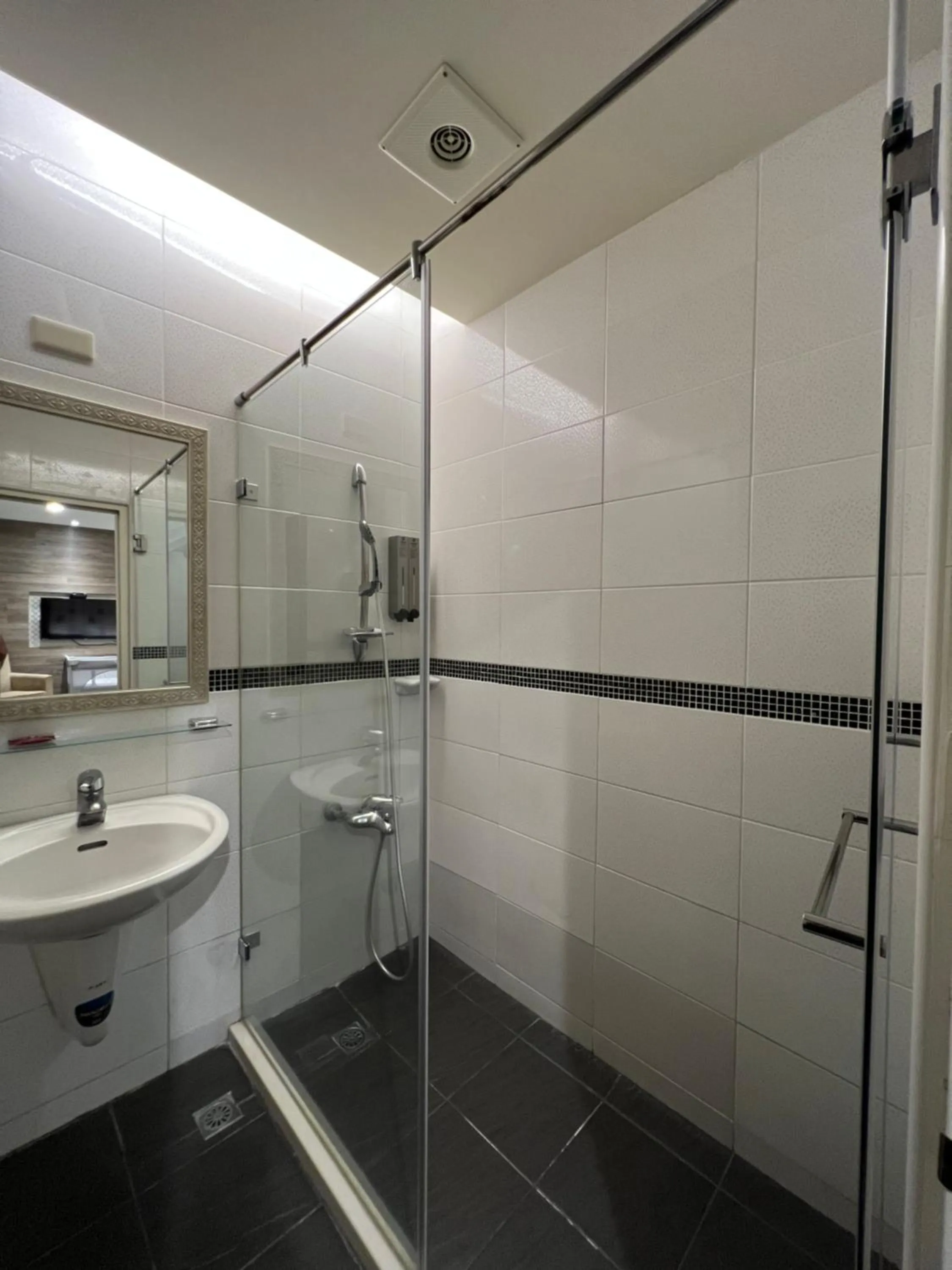 Bathroom in DLInn Hotel