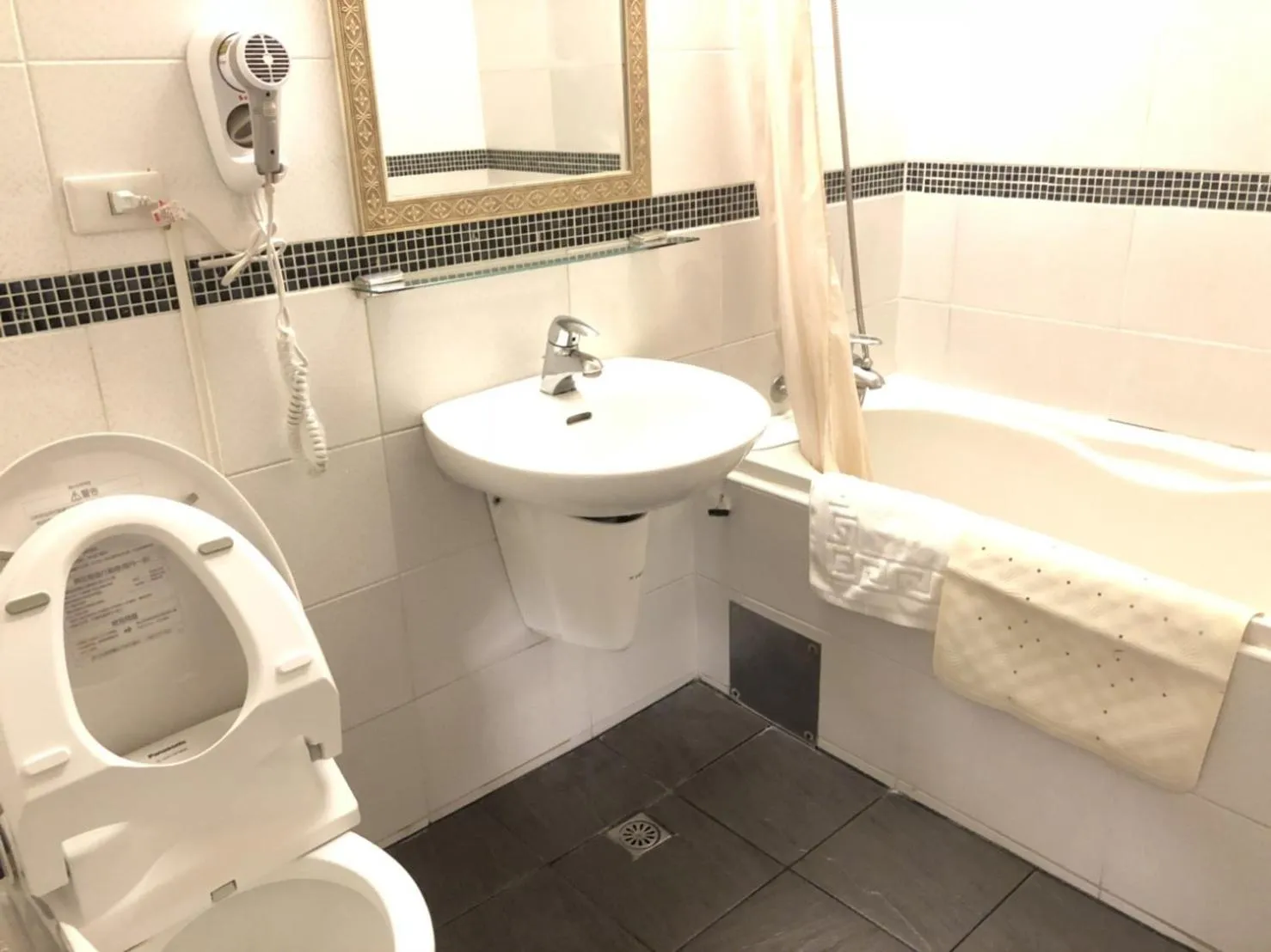 Toilet in DLInn Hotel