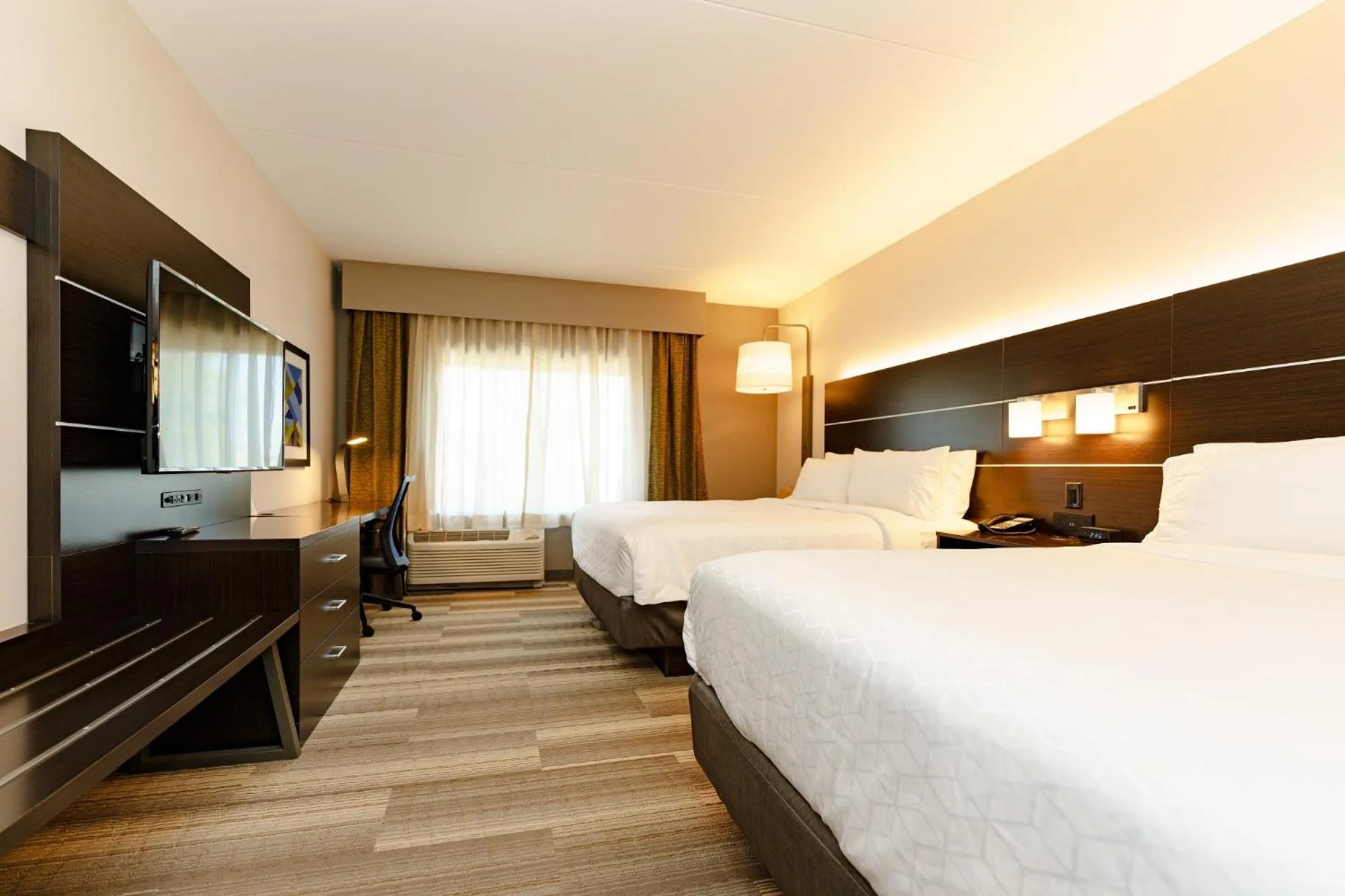 Bedroom, Bed in Holiday Inn Express & Suites Franklin - Berry Farms by IHG
