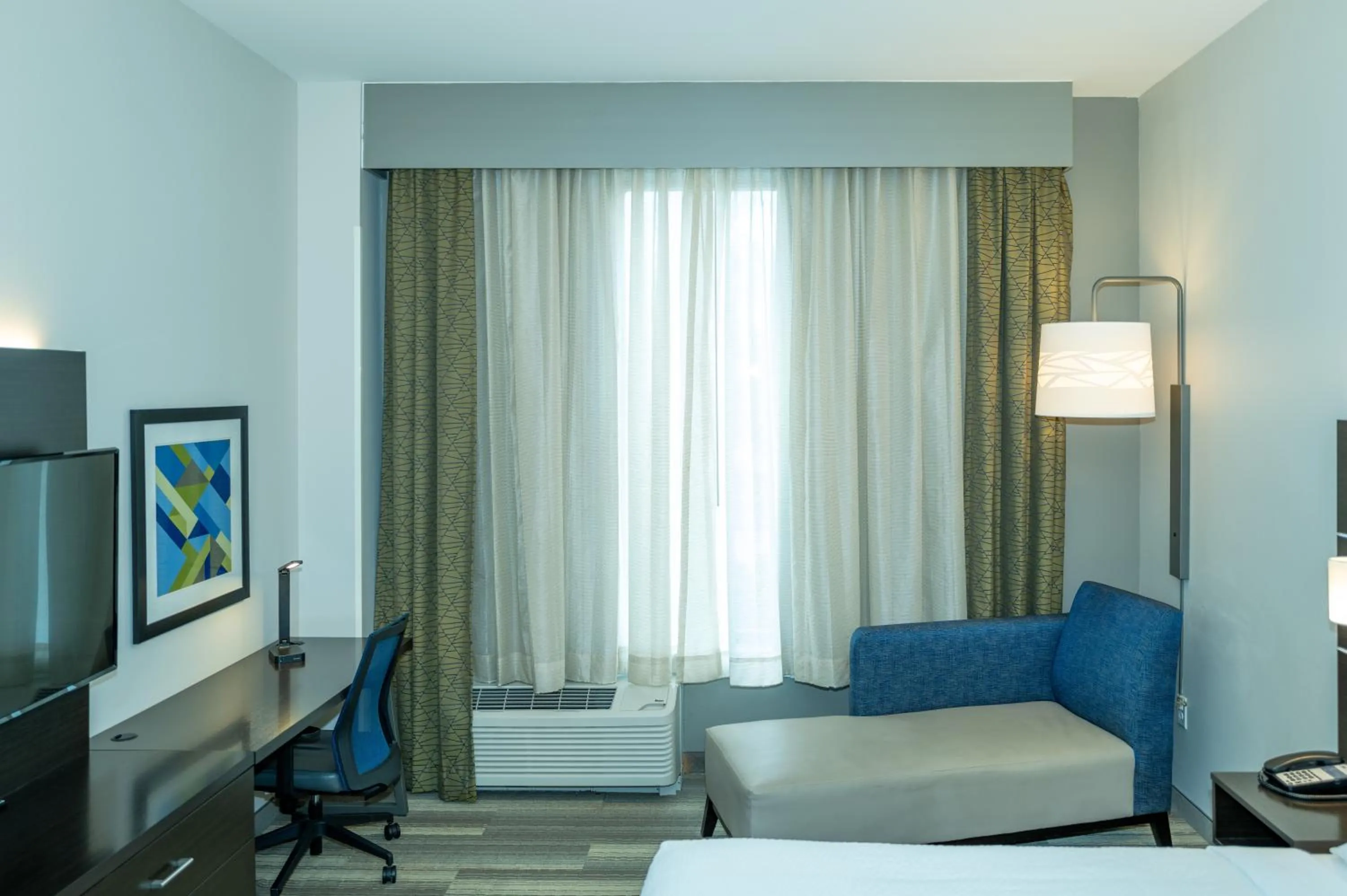 Bedroom, Bed in Holiday Inn Express & Suites Franklin - Berry Farms by IHG