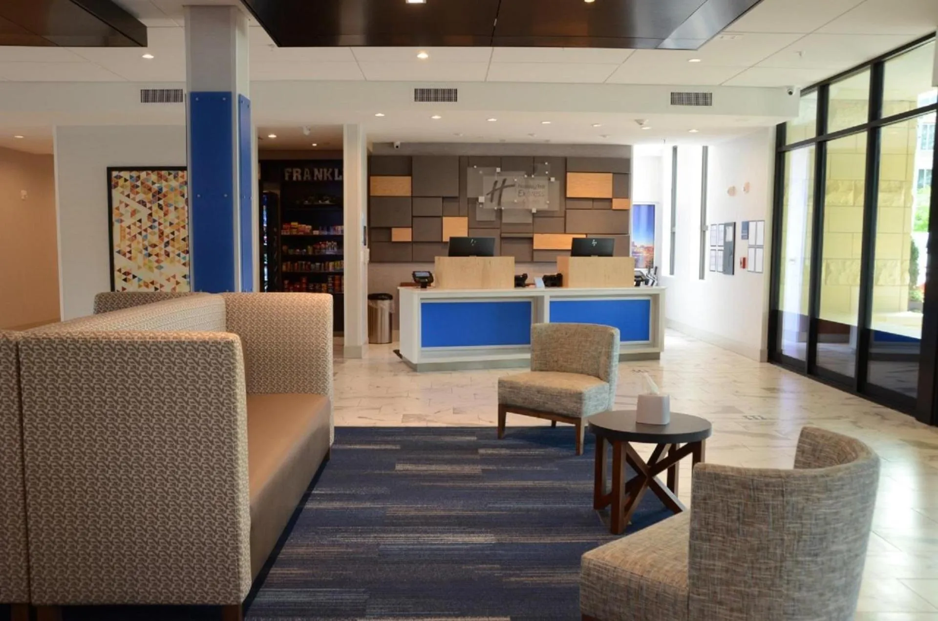 Lounge or bar in Holiday Inn Express & Suites Franklin - Berry Farms by IHG