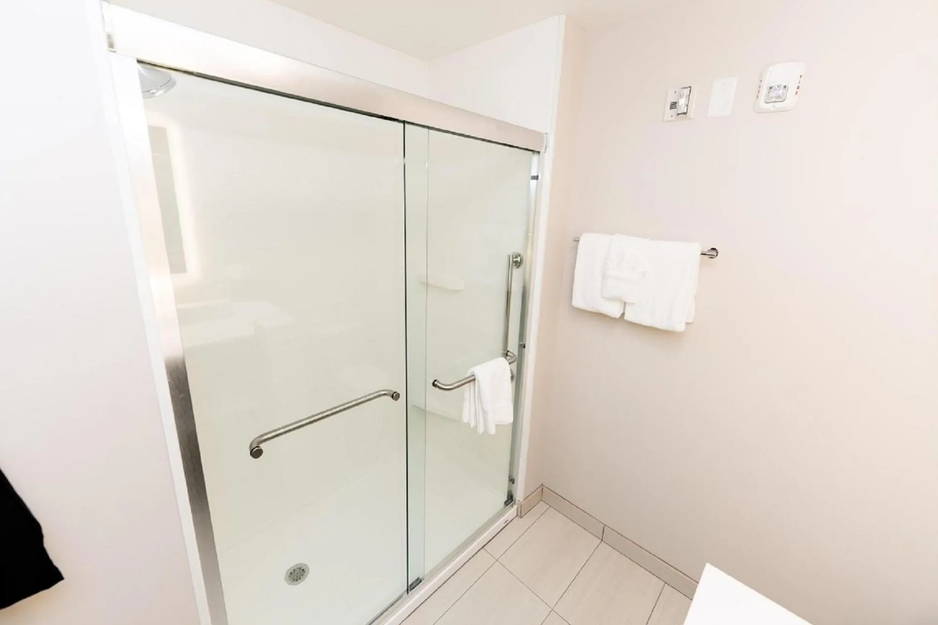 Bathroom in Holiday Inn Express & Suites Franklin - Berry Farms by IHG