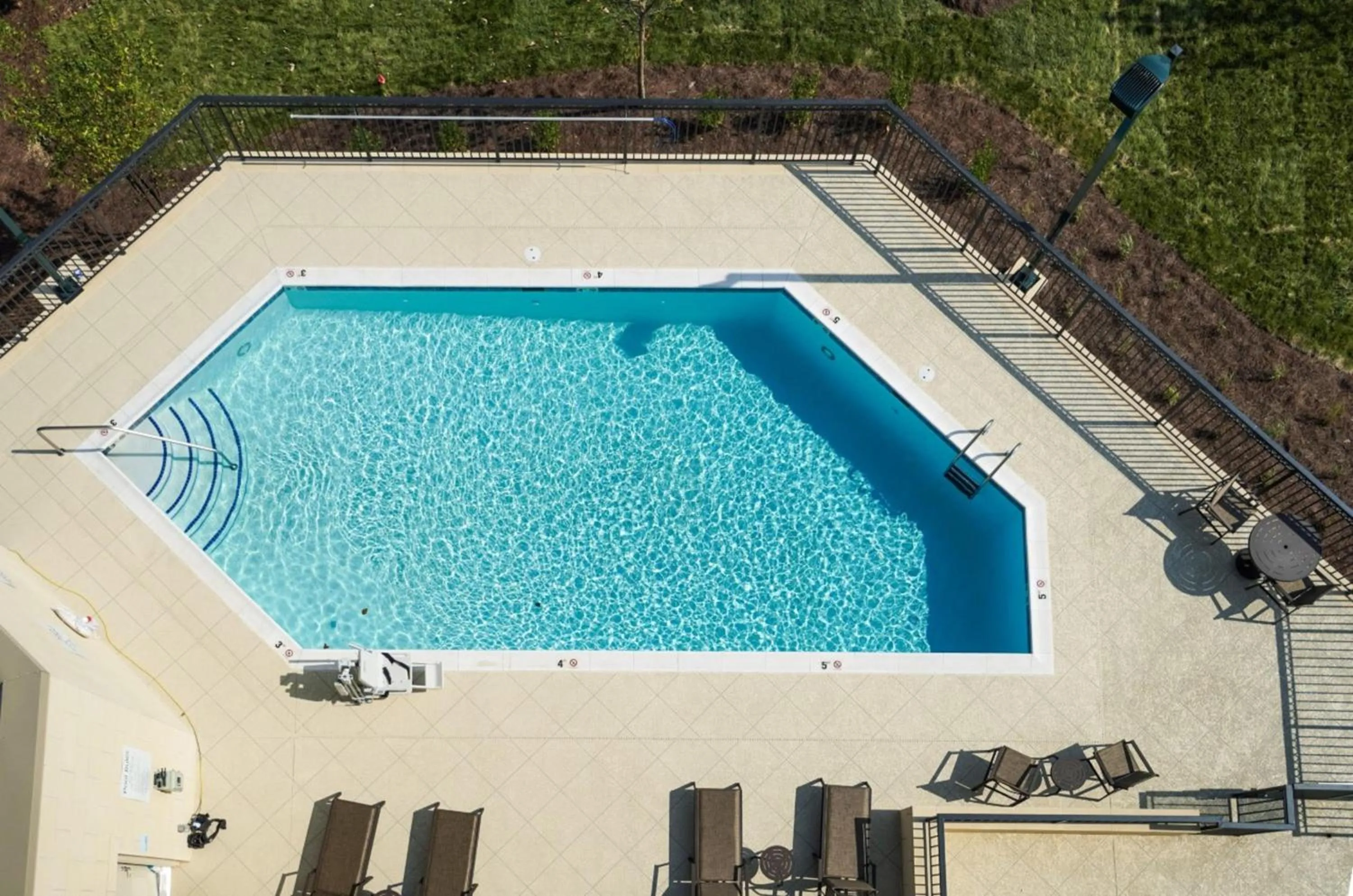Swimming pool in Holiday Inn Express & Suites Franklin - Berry Farms by IHG