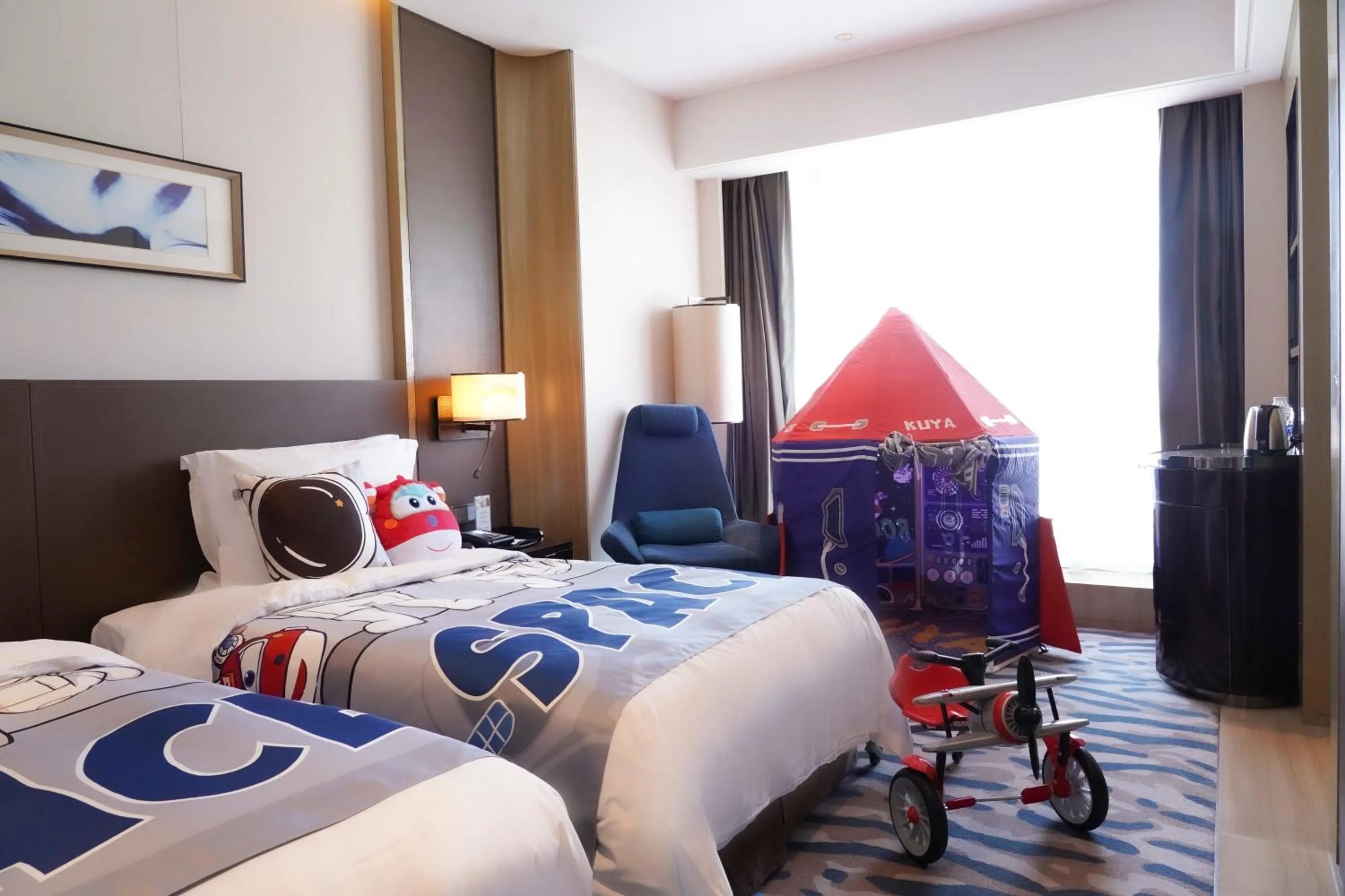 Photo of the whole room, Bed in Crowne Plaza Dalian Sports Center by IHG