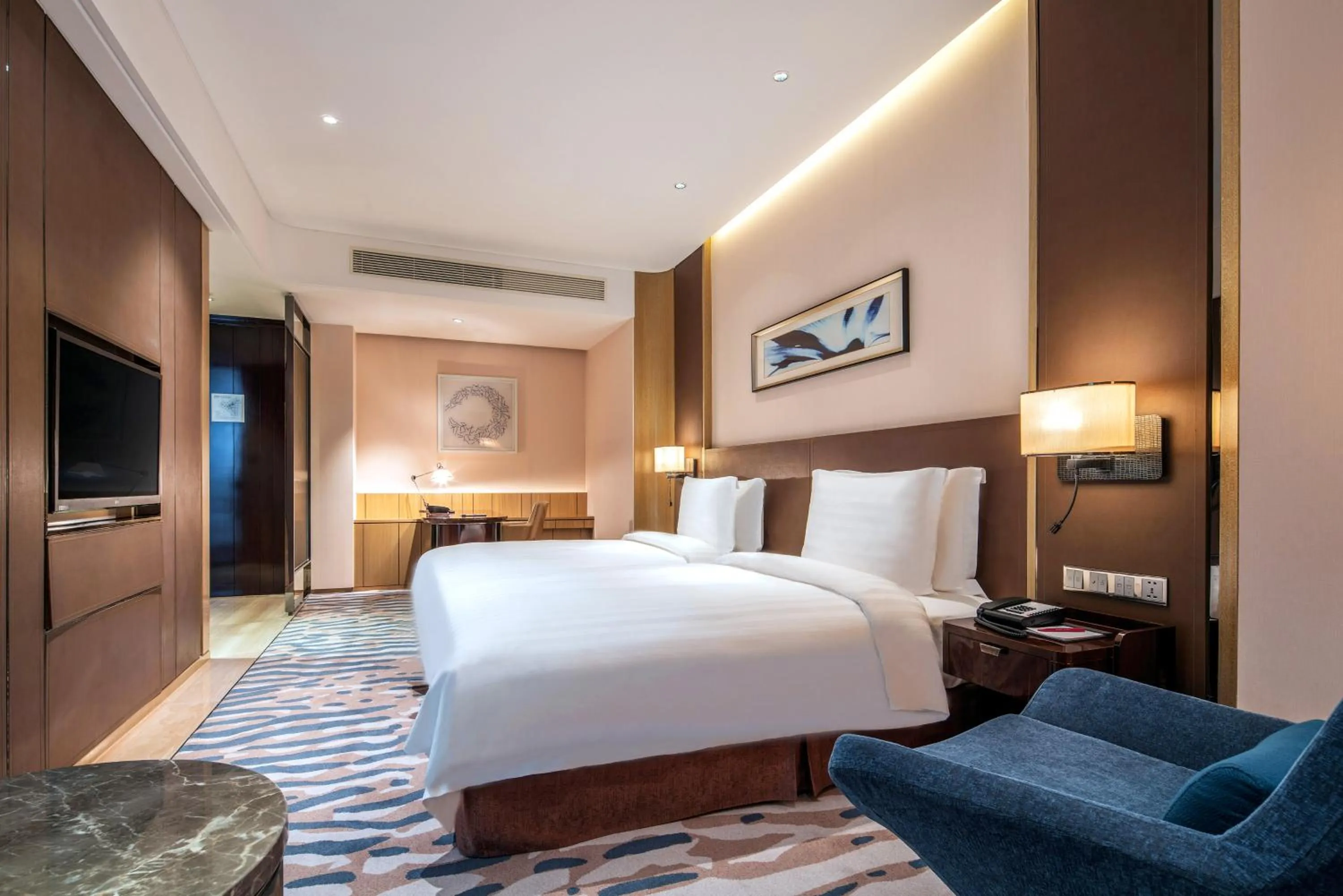 Bed in Crowne Plaza Dalian Sports Center by IHG