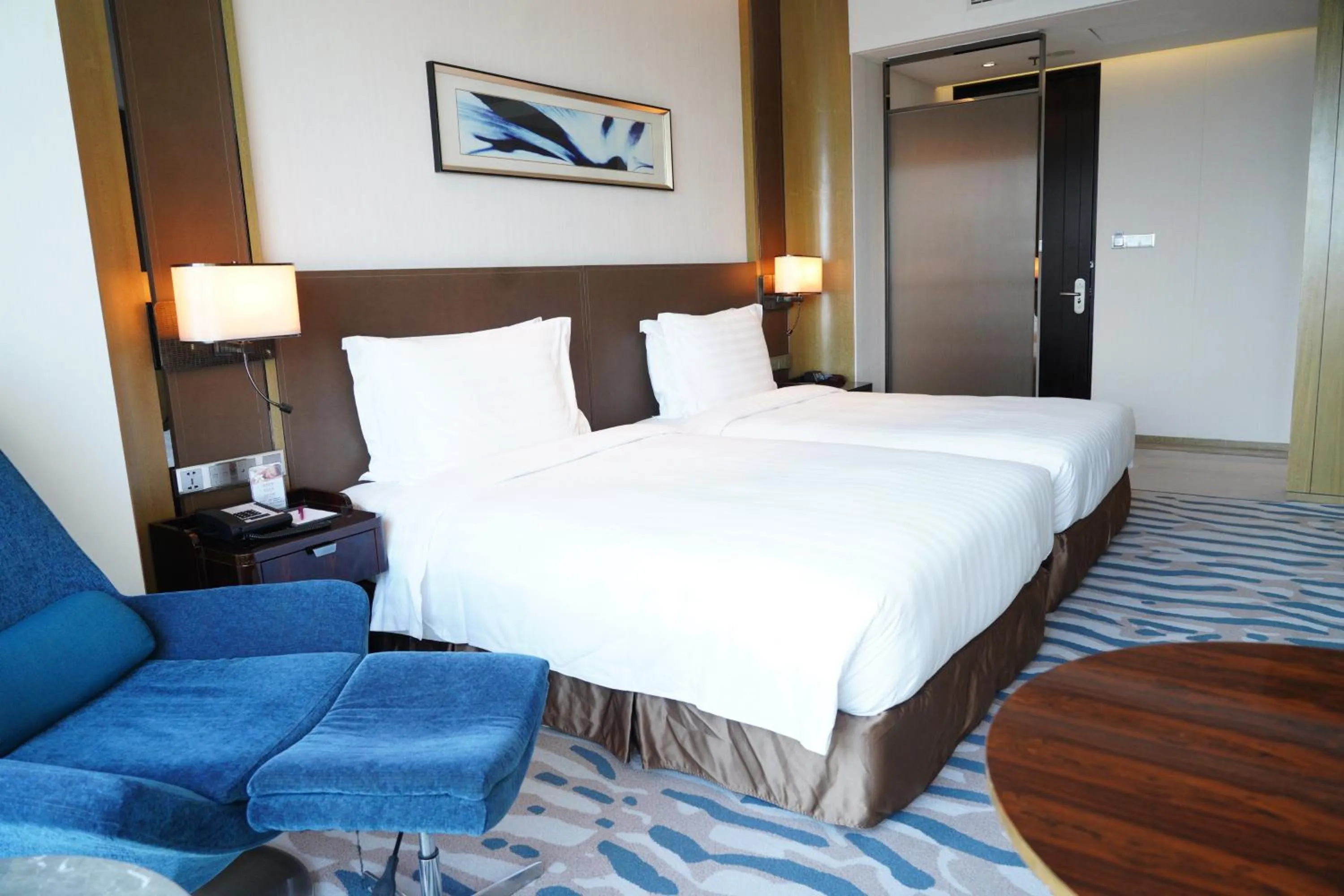 Photo of the whole room, Bed in Crowne Plaza Dalian Sports Center by IHG