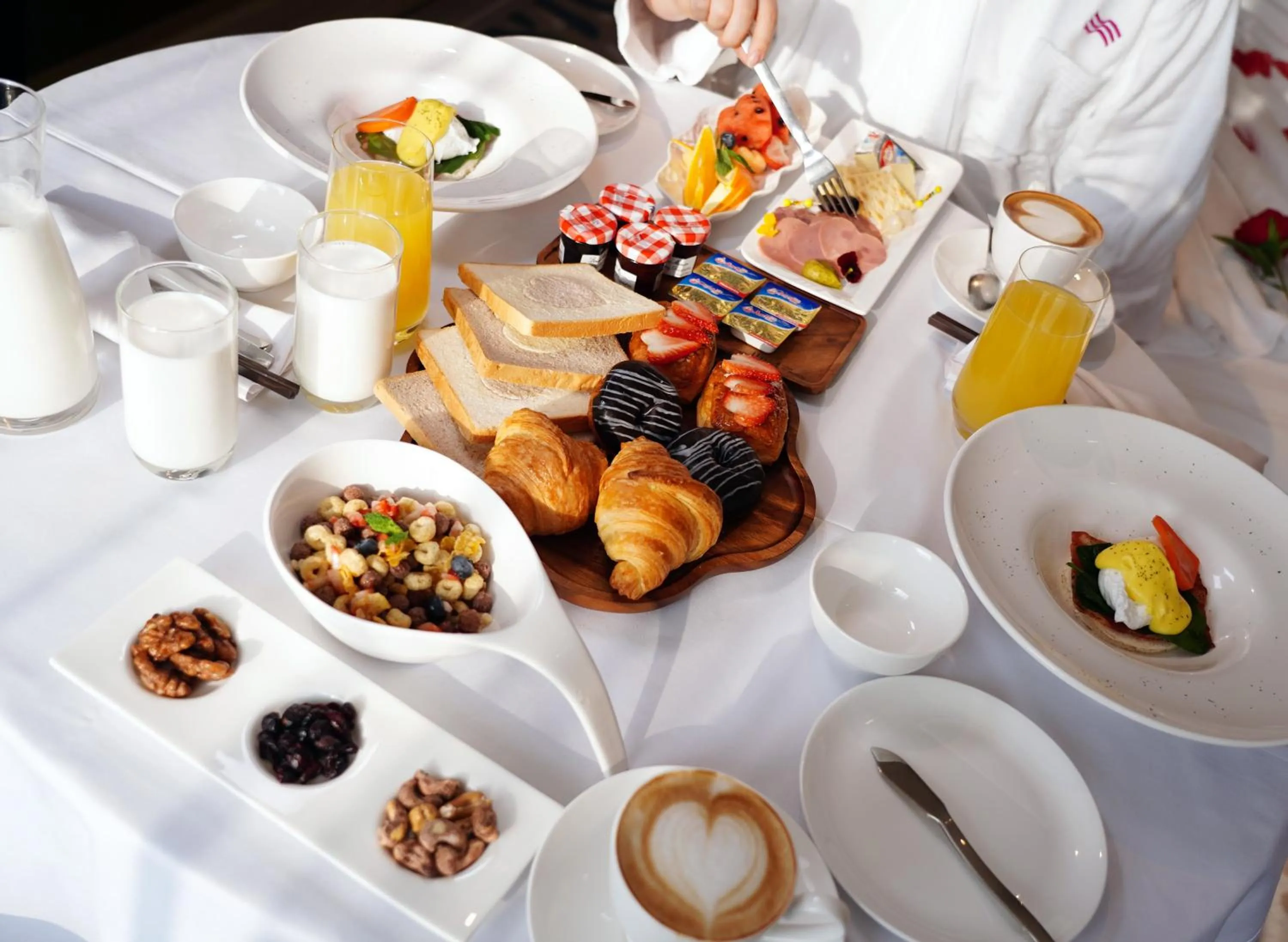 Restaurant/places to eat in Crowne Plaza Dalian Sports Center by IHG